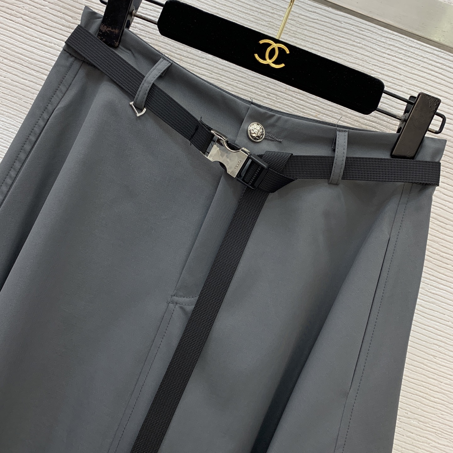 款号D Prad*a新款P家定制工装风大口袋经典倒三角标金属logo徽标拉链门襟高腰显瘦大摆长款半身裙➕