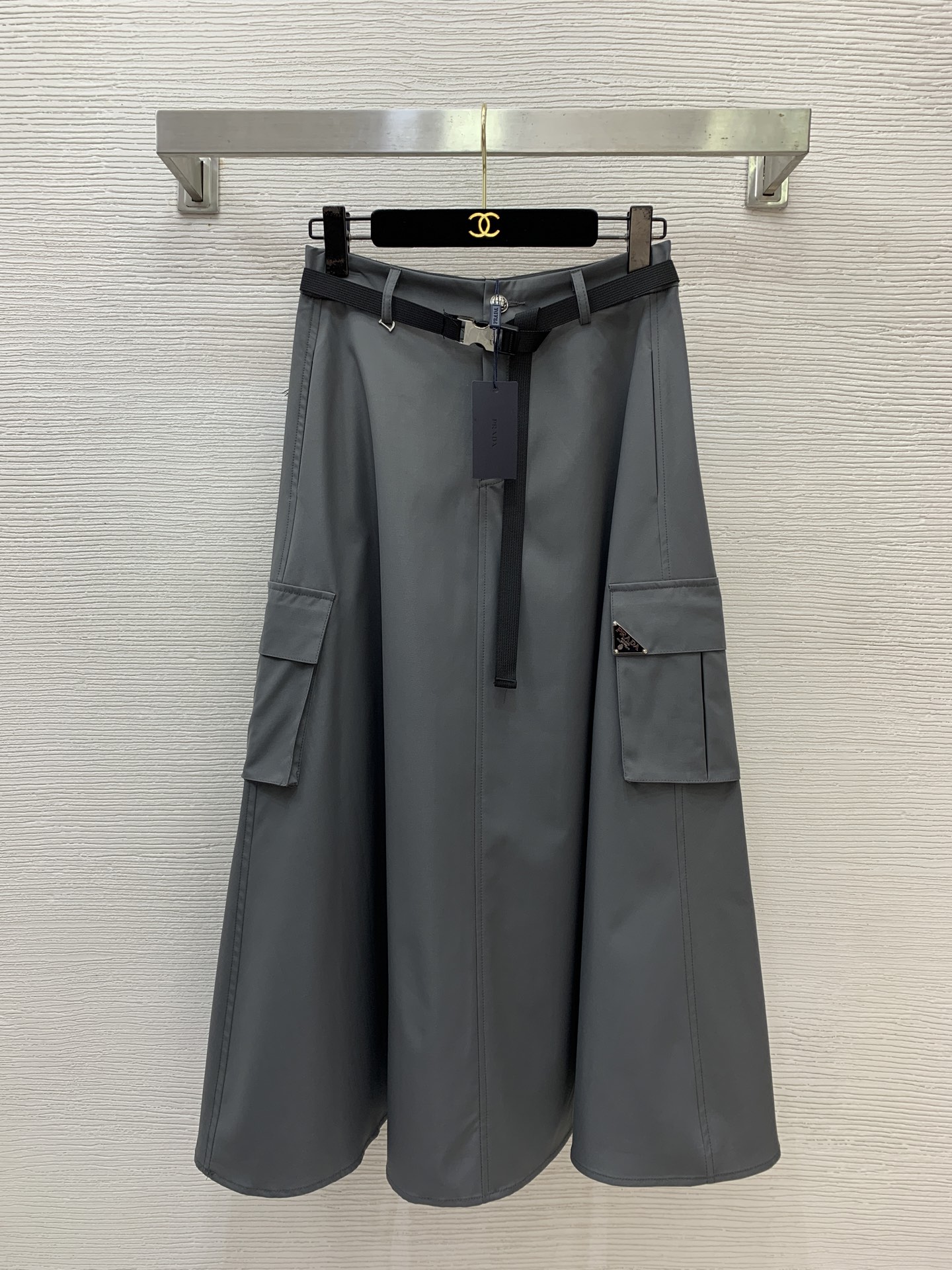 款号D Prad*a新款P家定制工装风大口袋经典倒三角标金属logo徽标拉链门襟高腰显瘦大摆长款半身裙➕