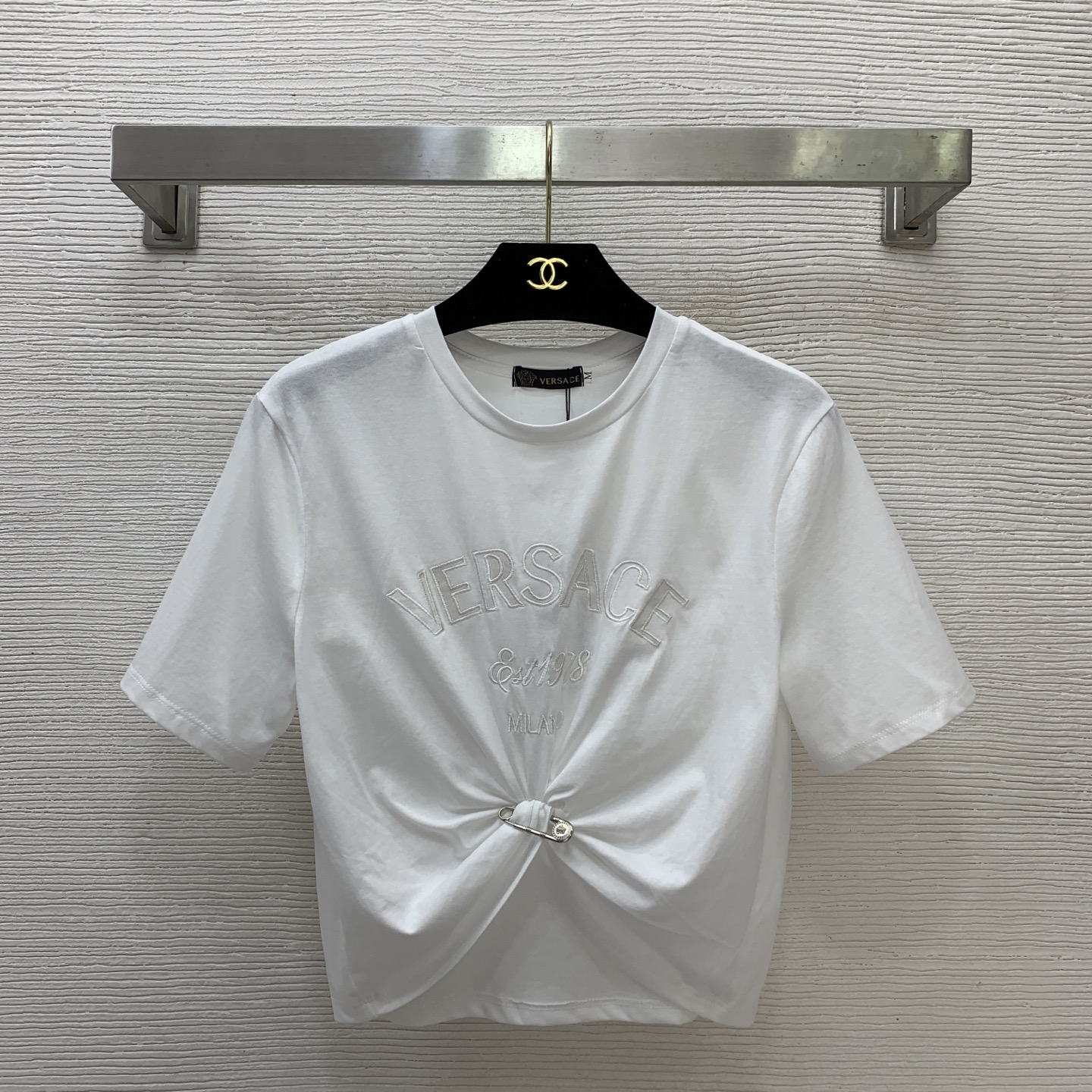 NO:777134,Model No. D26033184 VERSAC* new model, chest letter logo embroidered logo, hem pin twist design, belly button exposed short t-shirt top!  Pink, black, white, (M size shoulder width 41, bust 90, sleeve length 22, back length 45, Versace-clothing, versace, versace, tees, t-shirt,19860909款号D26033184 VERSAC*新款 胸前字母logo刺绣徽标下摆别针扭结设计漏肚脐短款t恤上衣！粉色、黑色、白色、（M码肩宽41,胸围90,袖长22,后中长45,范思哲-服装,versace,versace,tees，t-shirt,,Women's clothing