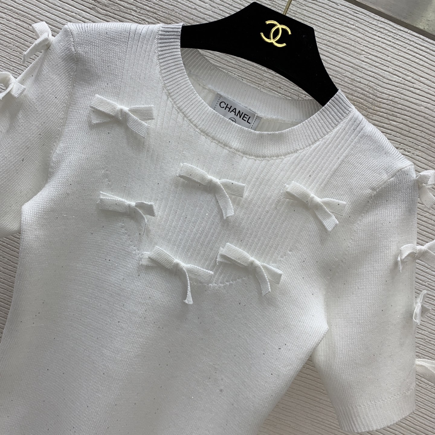 款号G CHANE*L新款高端定制银丝亮片混纺编织面料、蝴蝶结🎀双C小徽标装饰修身显瘦圆领短袖针织衫上衣
