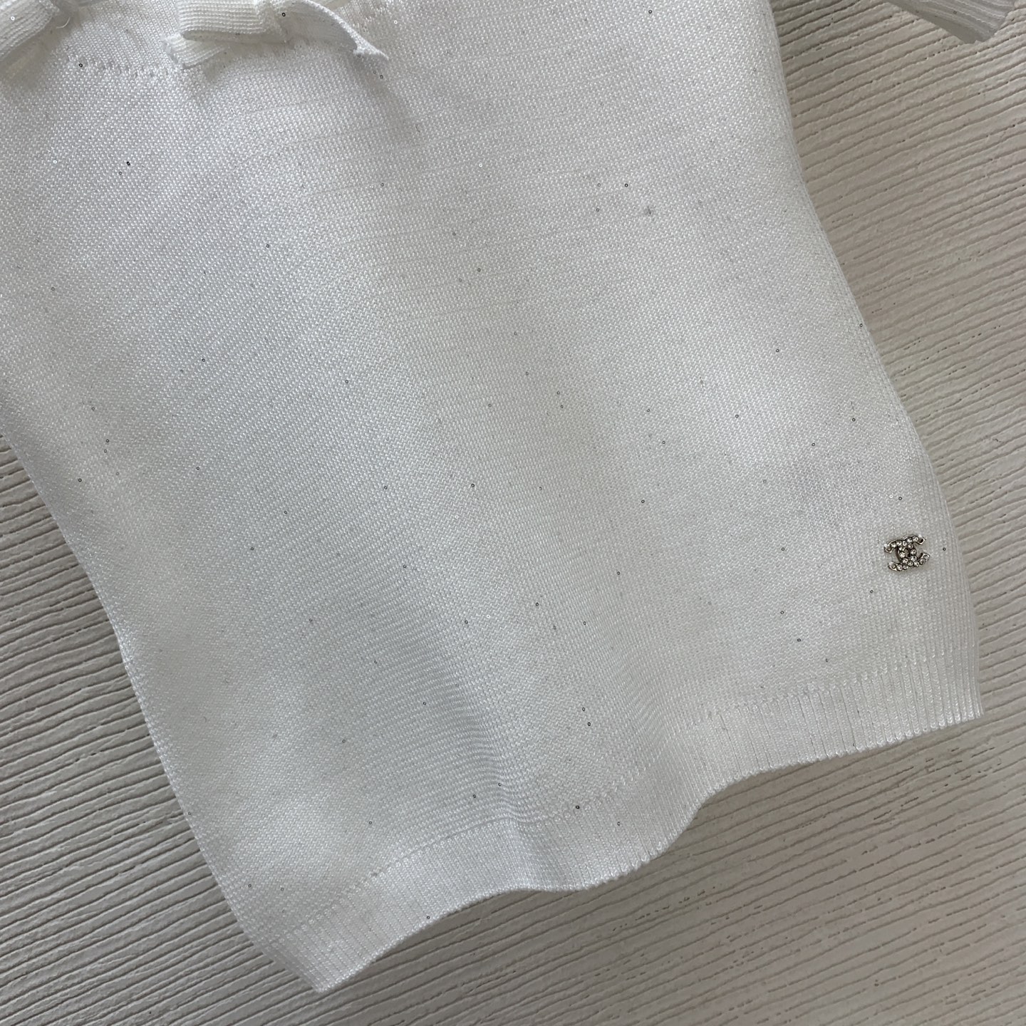 款号G CHANE*L新款高端定制银丝亮片混纺编织面料、蝴蝶结🎀双C小徽标装饰修身显瘦圆领短袖针织衫上衣