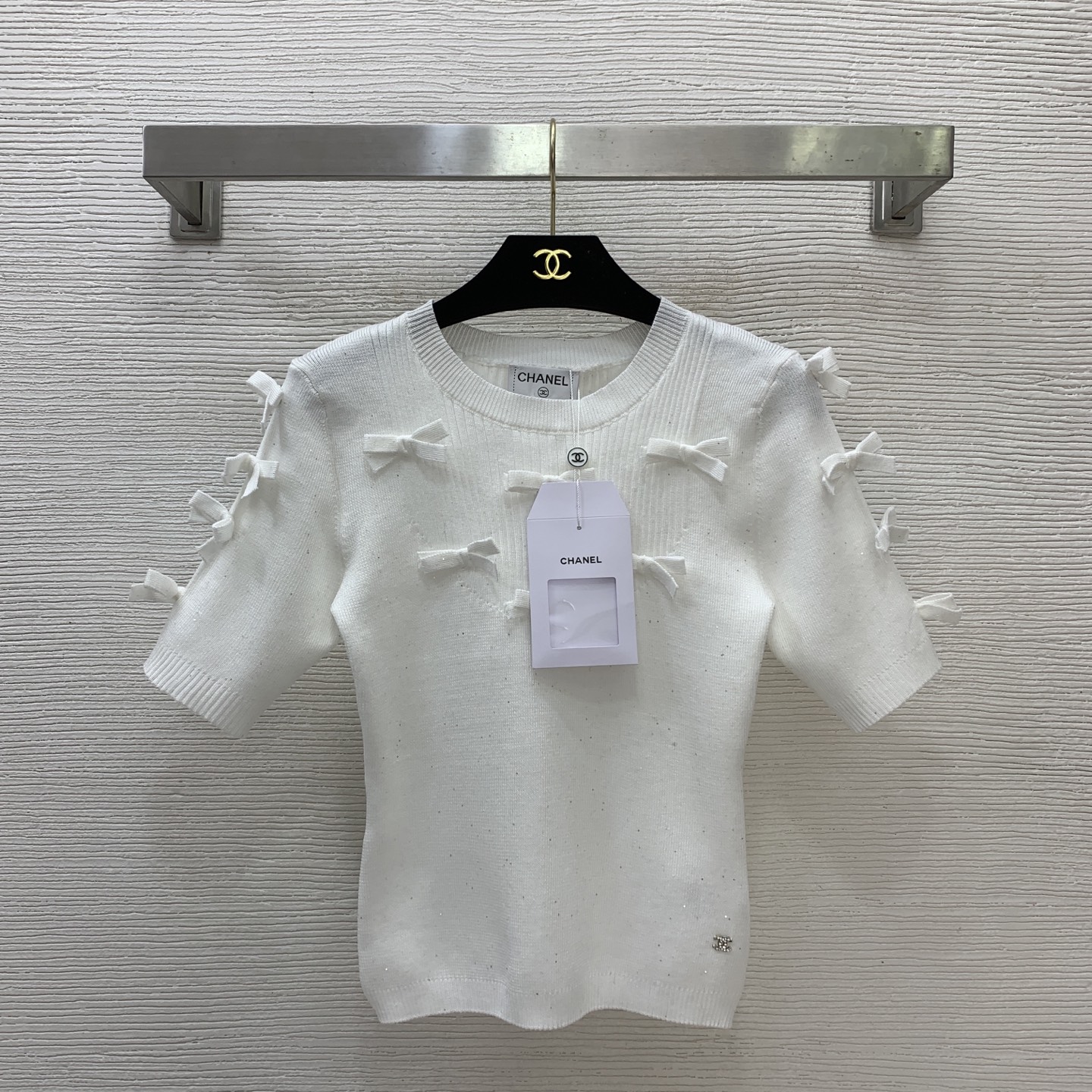 NO:777779,The highest version on the market, the girl will inspect the goods, trim the three marks on the threads, and ship the goods. If you want quality and service, please add me on WeChat. We will not accept urgent orders. Model number G26040128  CHANE*L's new and highest version on the market, the girl will inspect the goods, trim the three marks on the threads, and ship the goods. You can send pictures and take videos. If you want quality or service, add me on WeChat. We will not accept urgent orders. High-end customized silver sequin blended woven fabric, bow double C small logo decoration, slim fit, round neck short-sleeved sweater top!  Black, 36-38-40 (size 38: shoulder width 38, bust 74, sleeve length 23, dress length 53), Chanel-clothing, chanel, chanel, T-shirt,19860909市面最高版本小妹验货、修剪线头上三标、发货可发图及拍视频,要品质要服务的加我微信,不接急单.款号G26040128 CHANE*L新市面最高版本小妹验货、修剪线头上三标、发货可发图及拍视频,要品质要服务的加我微信,不接急单.款高端定制银丝亮片混纺编织面料、蝴蝶结双C小徽标装饰修身显瘦圆领短袖针织衫上衣！黑色,36-38-40（38码:肩宽38,胸围74,袖长23,衣长53）,香奈儿-服装,chanel,chanel,T-shirt,,Women's clothing