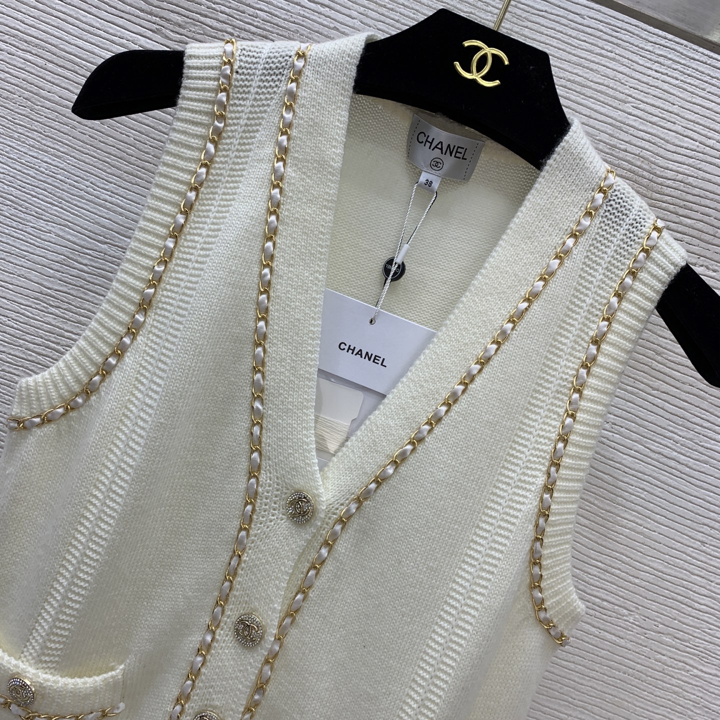 款号G CHANE*L新款高端定制100%羊毛纱线面料、双C镶钻纽扣链条⛓️镶边装饰修身显瘦V领无袖针织