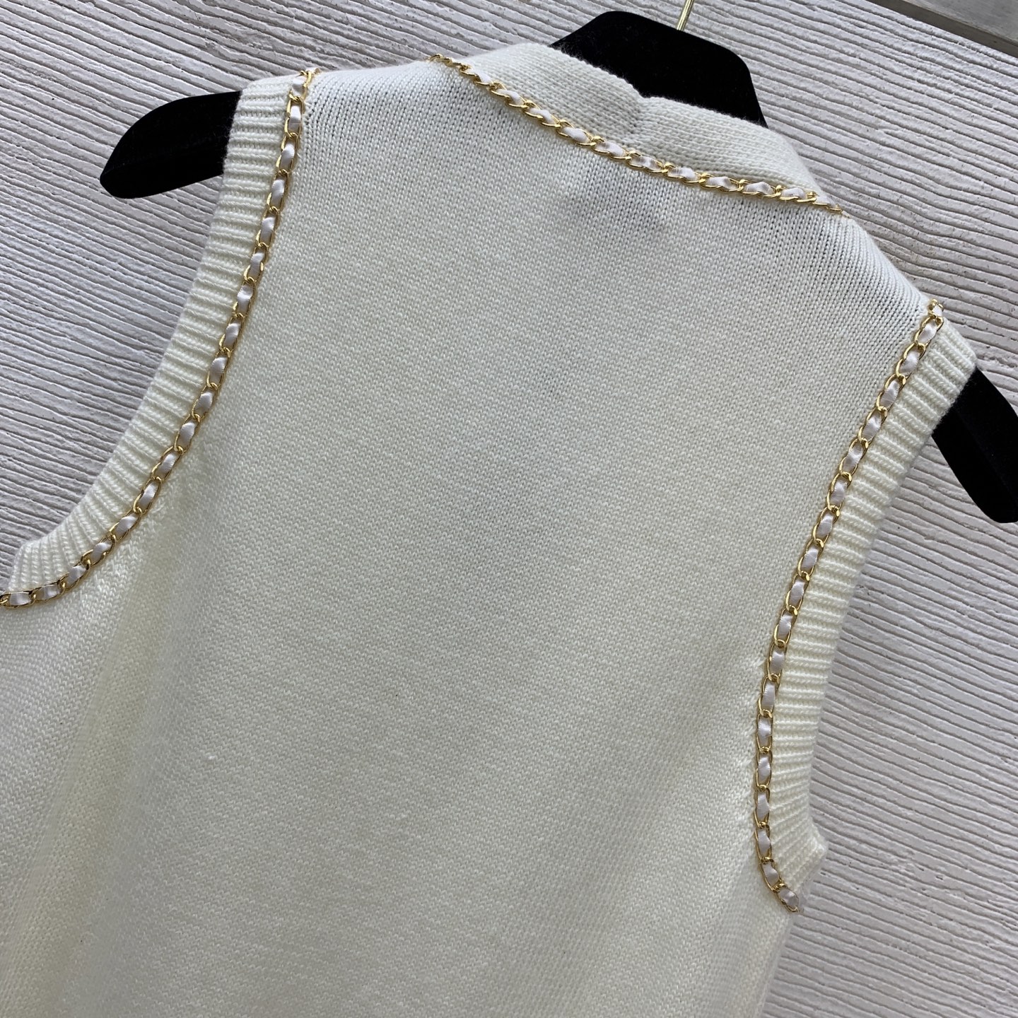 款号G CHANE*L新款高端定制100%羊毛纱线面料、双C镶钻纽扣链条⛓️镶边装饰修身显瘦V领无袖针织