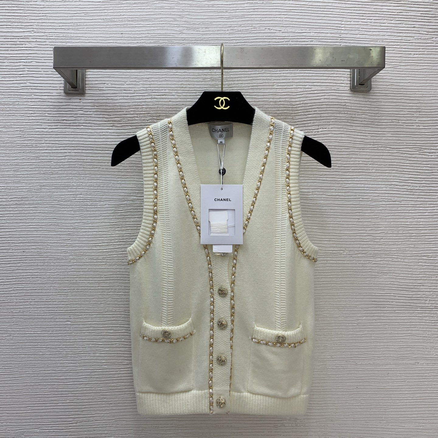 NO:777767,The highest version on the market, the girl will inspect the goods, trim the three marks on the threads, and ship the goods. If you want quality or service, please add me on WeChat. We will not accept urgent orders. Model No. G40125  CHANE*L's new and highest version on the market, the girl inspects the goods, trims the three marks on the threads, and delivers pictures and videos. If you want quality or service, please add me on WeChat. We will not accept urgent orders. High-end customized wool yarn fabric, double C diamond-encrusted buttons, chain trim decoration, slim fit V-neck sleeveless knitted cardigan top!  Apricot, pink, 36-38-40 (bust 78 in size 38, length 51), Chanel-clothing,chanel,chanel,19860909市面最高版本小妹验货、修剪线头上三标、发货可发图及拍视频,要品质要服务的加我微信,不接急单.款号G40125 CHANE*L新市面最高版本小妹验货、修剪线头上三标、发货可发图及拍视频,要品质要服务的加我微信,不接急单.款高端定制羊毛纱线面料、双C镶钻纽扣链条镶边装饰修身显瘦V领无袖针织开衫上衣！杏色、粉色、36-38-40（38码胸围78,衣长51）,香奈儿-服装,chanel,chanel,,Women's clothing