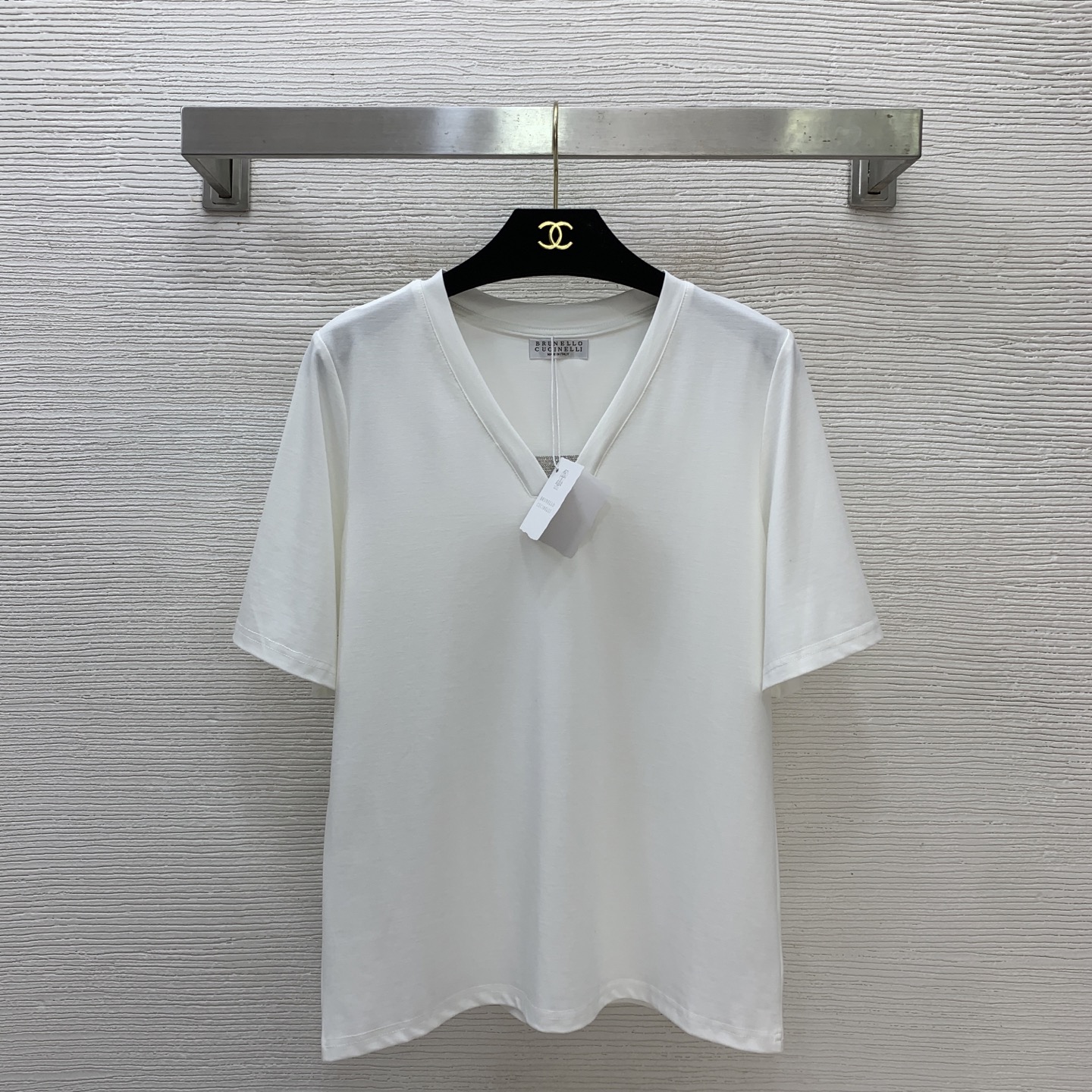 NO:796269,Style number G26040129 Brunel*o Cucinel*i's new BC high-end customized fabric, simple style, solid color V-neck with small decorations, loose and versatile short-sleeved T-shirt top!  Black, white, (M size shoulder width 38, chest 96, sleeve length 24, dress length 60) batch,, brunello cucinelli, chanel, T-shirt, tees, t-shirt,19860909款号G26040129 Brunel*o Cucinel*i新款BC家高端定制面料、气质简约风纯色V领小装饰宽松百搭短袖t恤上衣！黑色、白色、 （M码肩宽38,胸围96,袖长24,衣长60）批,,brunello cucinelli,chanel,T-shirt,tees，t-shirt,,Women's clothing