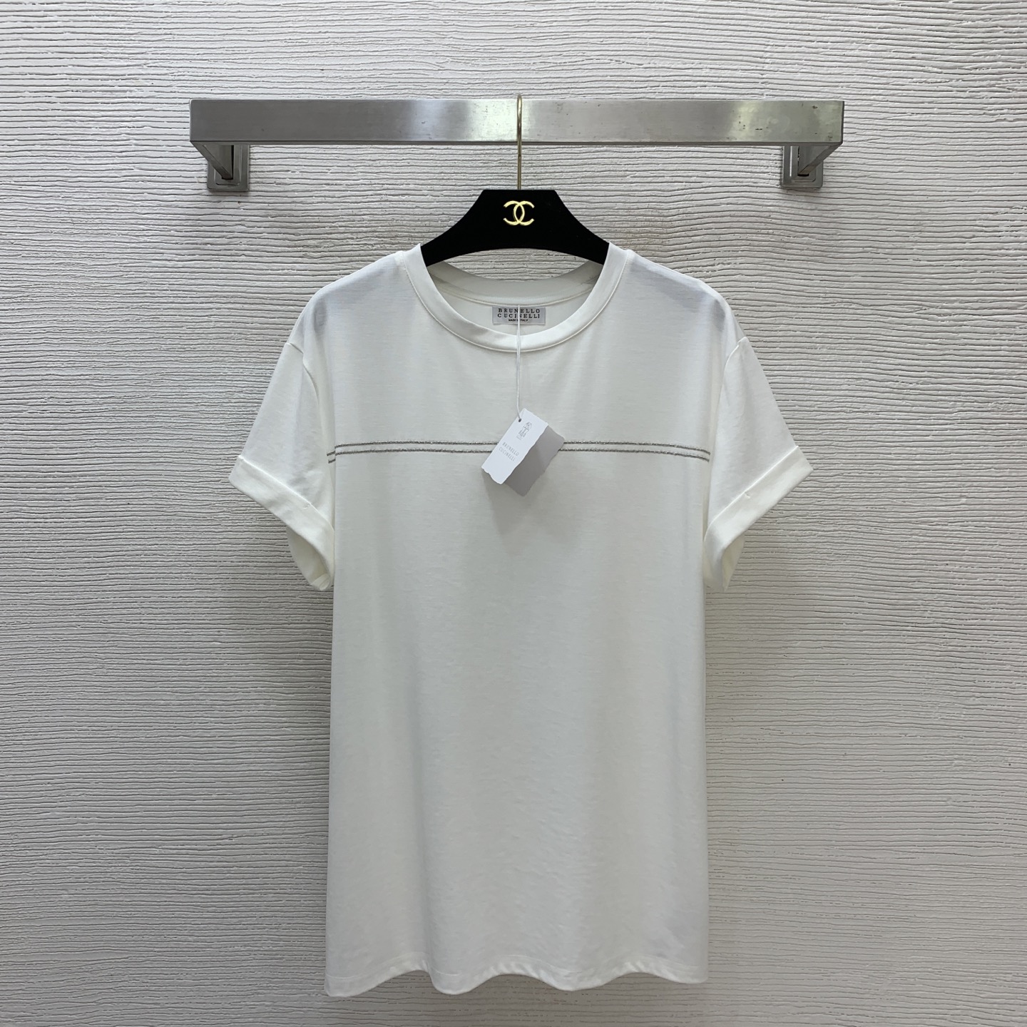 NO:777762,The highest version on the market, the girl will inspect the goods, trim the three marks on the threads, and deliver the goods. You can send pictures and take videos. If you want quality or service, please add me on WeChat. We will not accept urgent orders. Model No. G26040157 Brunel*o  Cucinel*i is the new and highest version on the market. The girl will inspect the goods, trim the three marks on the threads, and ship the goods. You can send pictures and take videos. If you want quality or service, please add me on WeChat. We will not accept urgent orders. BC's high-end customized silver thin chain decoration, simple and fashionable cuffed sleeves, slim-fitting short-sleeved T-shirt top!  Black, white, (M size shoulder width 44, bust 96, sleeve length 13, dress length 66), women's clothing, brunello cucinelli, chanel, T-shirt, tees, t-shirt,19860909市面最高版本小妹验货、修剪线头上三标、发货可发图及拍视频,要品质要服务的加我微信,不接急单.款号G26040157 Brunel*o Cucinel*i新市面最高版本小妹验货、修剪线头上三标、发货可发图及拍视频,要品质要服务的加我微信,不接急单.款BC家高端定制银色细链条装饰简约时尚翻边袖修身短袖t恤上衣！黑色、白色、 （M码肩宽44,胸围96,袖长13,衣长66）,女装,brunello cucinelli,chanel,T-shirt,tees，t-shirt,,Women's clothing