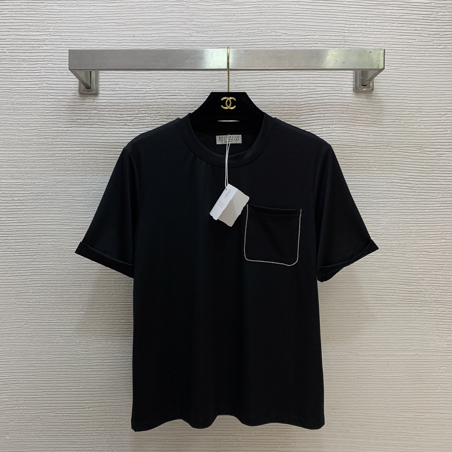 NO:796836,Model No. G26040246 Brunel*o Cucinel*i's new BC high-end customized silver thin chain pockets decorated cuffed sleeves fashionable and versatile short-sleeved T-shirt top!  Black, white, (M size shoulder width 39, chest 94, sleeve length 21, clothing length 57) batch,, brunello cucinelli, chanel, T-shirt, tees, t-shirt,19860909款号G26040246 Brunel*o Cucinel*i新款BC家高端定制银色细链条口袋装饰翻边袖时髦百搭短袖t恤上衣！黑色、白色、 （M码肩宽39,胸围94,袖长21,衣长57）批,,brunello cucinelli,chanel,T-shirt,tees，t-shirt,,Women's clothing