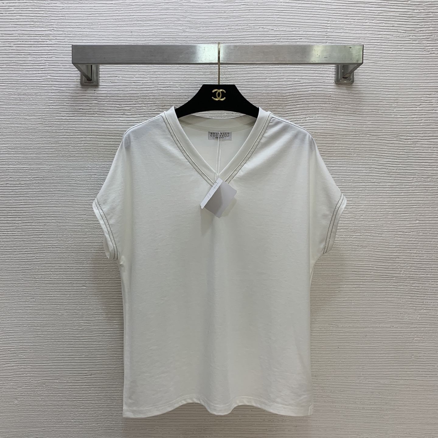 NO:796833,Model No. G26040278 Brunel*o Cucinel*i's new BC high-end customized silver thin chain trimmed batwing sleeve design is fashionable and fashionable V-neck short-sleeved T-shirt top!  Black, white, (M size bust 100, raglan sleeve length 23, dress length 60) batch,, brunello cucinelli, chanel, T-shirt, tees, t-shirt,19860909款号G26040278 Brunel*o Cucinel*i新款BC家高端定制银色细链条镶边装饰蝙蝠袖设计气质时髦V领短袖t恤上衣！黑色、白色、 （M码胸围100,连肩袖长23,衣长60）批,,brunello cucinelli,chanel,T-shirt,tees，t-shirt,,Women's clothing