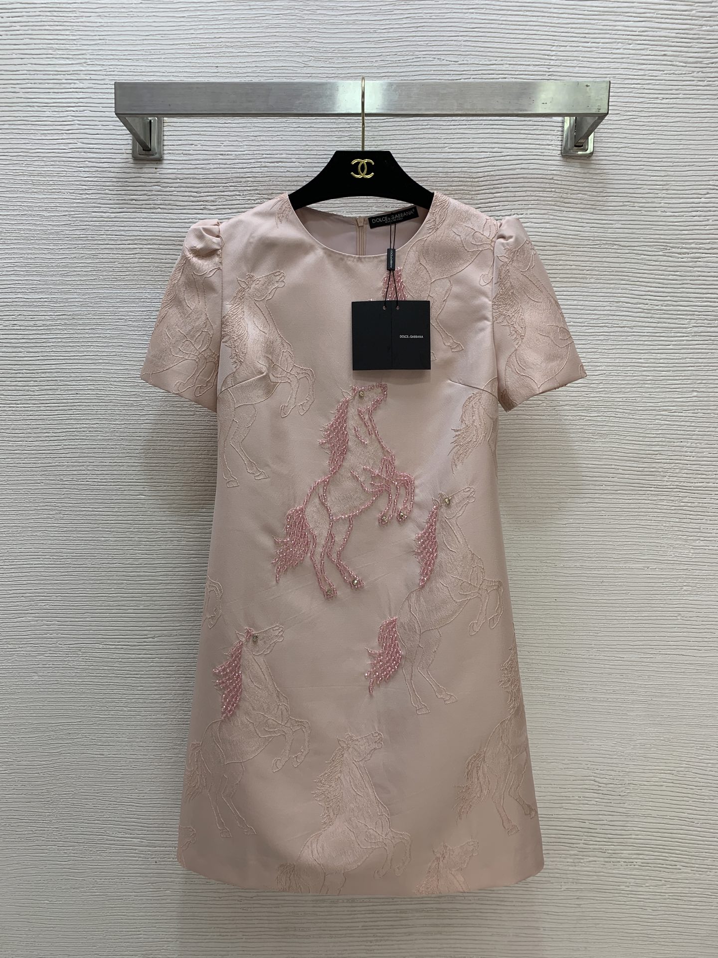 NO:777729,The girl of the highest version on the market will inspect the goods, trim the three marks on the threads, and ship the goods. If you want quality and service, please add me on WeChat. We will not accept urgent orders. Model No. G26040287 & Dolce & Gabbana DG* The latest version of the highest version on the market, the girl will inspect the goods, trim the three marks on the threads, and ship the goods. If you want quality and service, please add me on WeChat. We will not accept urgent orders. This high-end customized horse pattern jacquard fabric is crisp and stylish!  Heavy embroidery bead decoration slim fit short-sleeved cocktail dress dress!  Dark purple, pink, (S size bust 84, sleeve length 21, skirt length 86), Dolce & Gabbana-clothing, Dolce&Gabbana, skirts, T-shirt,19860909市面最高版本小妹验货、修剪线头上三标、发货可发图及拍视频,要品质要服务的加我微信,不接急单.款号G26040287 &杜嘉班纳DG*新市面最高版本小妹验货、修剪线头上三标、发货可发图及拍视频,要品质要服务的加我微信,不接急单.款高端定制骏马图案提花面料版型挺括有型！重工绣珠装饰修身显瘦短袖酒会礼服裙连衣裙！深紫色、粉色、 （S码胸围84,袖长21,裙长86）,杜嘉班纳-服装,Dolce&Gabbana,skirts,T-shirt,,Women's clothing