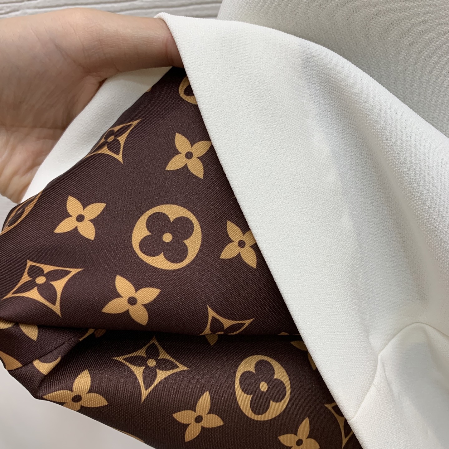 款号G LOUIS*驴家LV新款高端定制面料、老花内衬印花翻盖口袋修身显瘦拉链门襟翻领短袖连衣裙！杏色、