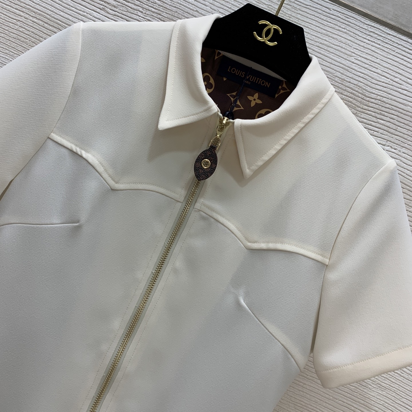 款号G LOUIS*驴家LV新款高端定制面料、老花内衬印花翻盖口袋修身显瘦拉链门襟翻领短袖连衣裙！杏色、