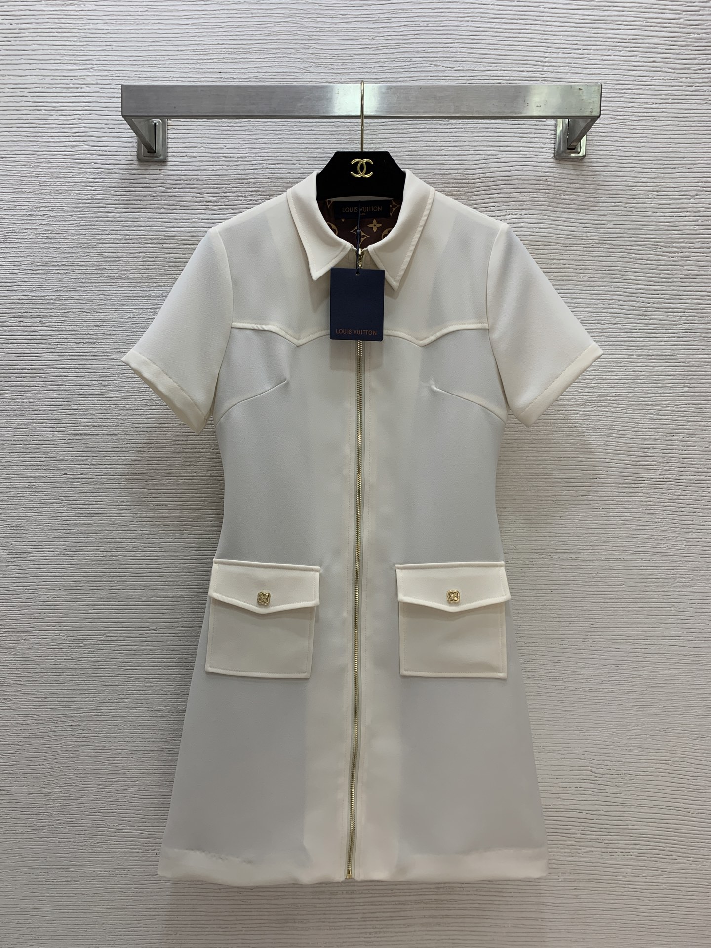 NO:777733,The highest version on the market. The girl will inspect the goods, trim the three marks on the threads, and ship the goods. If you want quality or service, please add me on WeChat. We will not accept urgent orders. Model No. G26040253  LOUIS* Lujia LV’s latest version, the highest version on the market, will be inspected by our little girl, trimmed with three marks on the threads, and shipped. You can send pictures and take videos. If you want quality or service, please add me on WeChat. We will not accept urgent orders. High-end customized fabric, presbyopic lining, printed flap pockets, slim fit, zipper placket, lapel short-sleeved dress!  Apricot, black, (S size bust 84, sleeve length 20, skirt length 87), Louis Vuitton-clothing,louis vuitton,louis vuitton,louis vuitton,louis vuitton,louis vuitton,skirts,T-shirt,19860909市面最高版本小妹验货、修剪线头上三标、发货可发图及拍视频,要品质要服务的加我微信,不接急单.款号G26040253 LOUIS*驴家LV新市面最高版本小妹验货、修剪线头上三标、发货可发图及拍视频,要品质要服务的加我微信,不接急单.款高端定制面料、老花内衬印花翻盖口袋修身显瘦拉链门襟翻领短袖连衣裙！杏色、黑色、 （S码胸围84,袖长20,裙长87）,路易威登-服装,louis vuitton,louis vuitton,louis vuitton,louis vuitton,louis vuitton,skirts,T-shirt,,Women's clothing