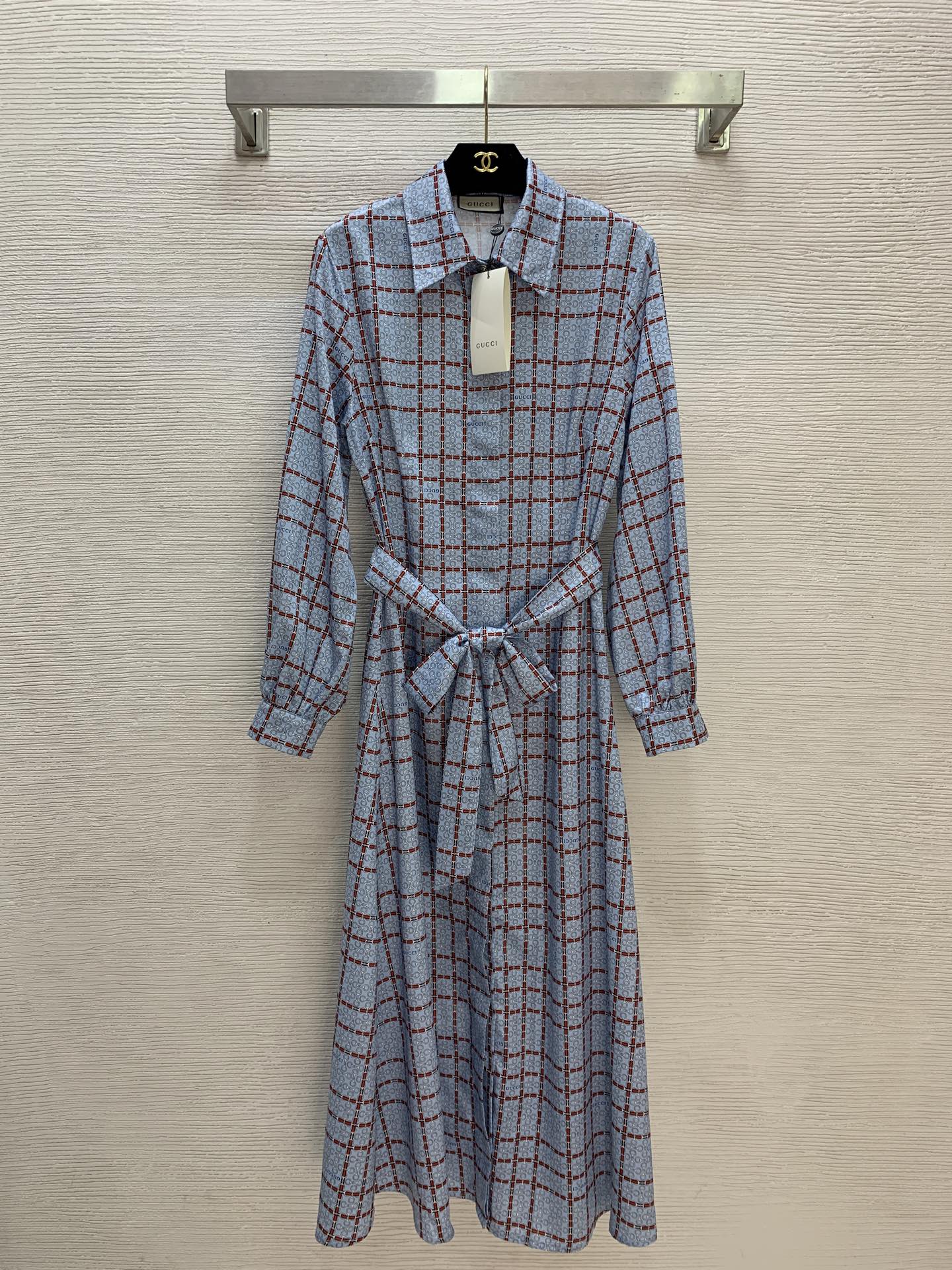 NO:777737,Model No. D26040273 GUCC* new G family customized letter logo horsebit print, loose and fashionable single-breasted placket lapel long-sleeved shirt dress!  (M size shoulder width 40, bust 96, sleeve length 59, skirt length 129) wholesale, Gucci-clothing, gucci, gucci, gucci, skirts,19860909款号D26040273 GUCC*新款G家定制字母logo马衔扣印花、宽松时尚单排扣门襟翻领长袖衬衣裙连衣裙！ （M码肩宽40,胸围96,袖长59,裙长129）批发,古驰-服装,gucci,gucci,gucci,skirts,,Women's clothing