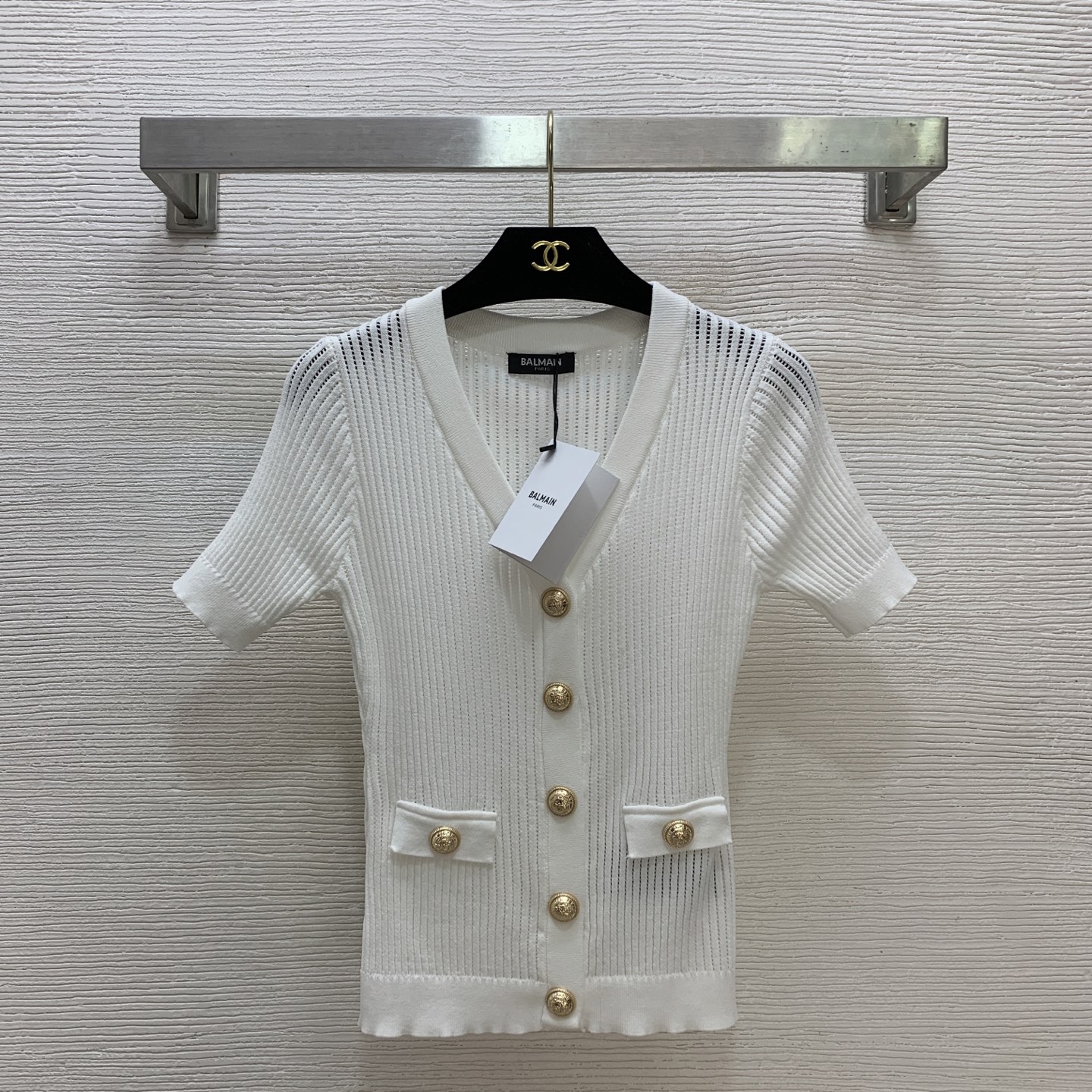 NO:777741,The highest version of the girl on the market inspects the goods, trims the three marks on the threads, and delivers the goods. You can send pictures and take videos. If you want quality and service, add me on WeChat. We will not accept urgent orders. Model number G26040273 BALMAI*N. The highest version of Baman's new summer version on the market. The girl inspects the goods, trims the three marks on the threads, and delivers the goods. You can send pictures and take videos. If you want quality and service, add me on WeChat. We do not accept urgent orders.  High-end customized vertical striped hollow see-through sexy slimming V-neck short-sleeved sweater top!  Black, white, (M size bust 68, sleeve length 20, dress length 52), Balmain-clothing, balmain, balmain, T-shirt,19860909市面最高版本小妹验货、修剪线头上三标、发货可发图及拍视频,要品质要服务的加我微信,不接急单.款号G26040273 BALMAI*N巴曼夏季新市面最高版本小妹验货、修剪线头上三标、发货可发图及拍视频,要品质要服务的加我微信,不接急单.款 高端定制竖条纹镂空透视性感修身显瘦V领短袖针织衫上衣！黑色、白色、（M码胸围68,袖长20,衣长52）,巴尔曼-服装,balmain,balmain,T-shirt,,Women's clothing
