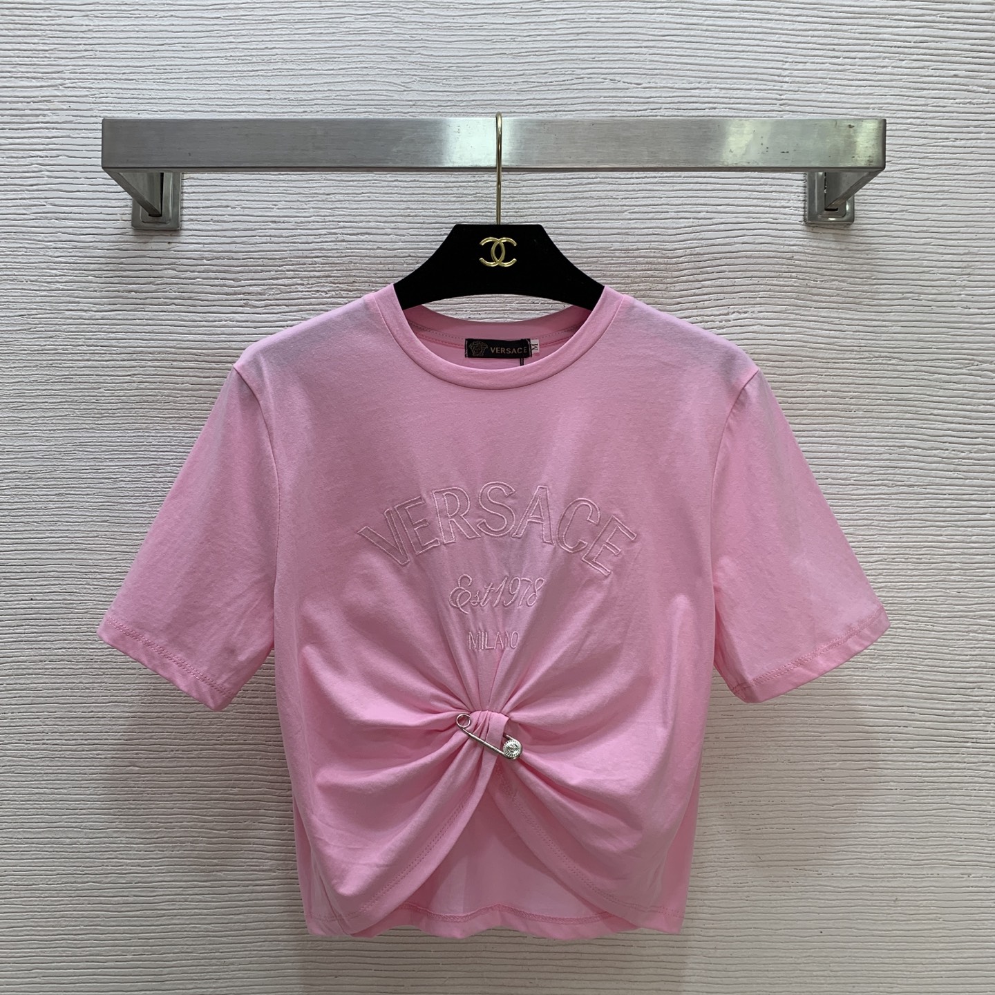NO:777140,Model No. D26033184 VERSAC* new model, chest letter logo embroidered logo, hem pin twist design, belly button exposed short t-shirt top!  Pink, black, white, (M size shoulder width 41, bust 90, sleeve length 22, back center length 45), Versace-clothing, versace, versace, tees, t-shirt,19860909款号D26033184 VERSAC*新款 胸前字母logo刺绣徽标下摆别针扭结设计漏肚脐短款t恤上衣！粉色、黑色、白色、（M码肩宽41,胸围90,袖长22,后中长45）,范思哲-服装,versace,versace,tees，t-shirt,,Women's clothing