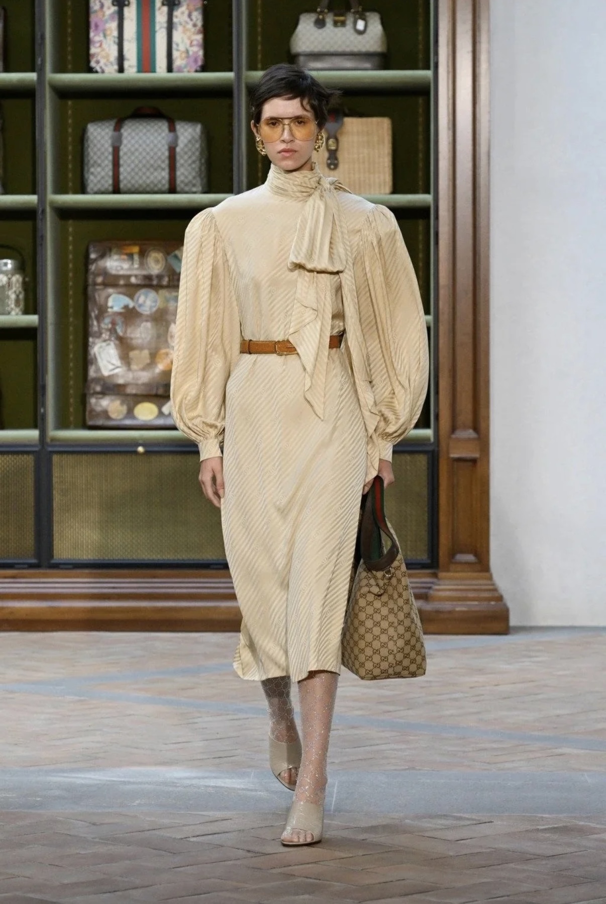 NO:776820,The highest version on the market, the girl will inspect the goods, trim the three marks on the threads, and ship the goods. If you want quality and service, please add me on WeChat. We will not accept urgent orders. Model No. D26033045 GUCC*  (M size shoulder width 38, bust 100, sleeve length 66, skirt length 130), Gucci-clothing, gucci, gucci, skirts, real silk, silk fabric,19860909市面最高版本小妹验货、修剪线头上三标、发货可发图及拍视频,要品质要服务的加我微信,不接急单.款号D26033045 GUCC*新市面最高版本小妹验货、修剪线头上三标、发货可发图及拍视频,要品质要服务的加我微信,不接急单.款定制GG字母logo条纹印花仿真丝绸缎面料、宽松时尚立领长袖连衣裙配飘带！（M码肩宽38,胸围100,袖长66,裙长130）,古驰-服装,gucci,gucci,skirts,real silk,silk fabric,,Women's clothing