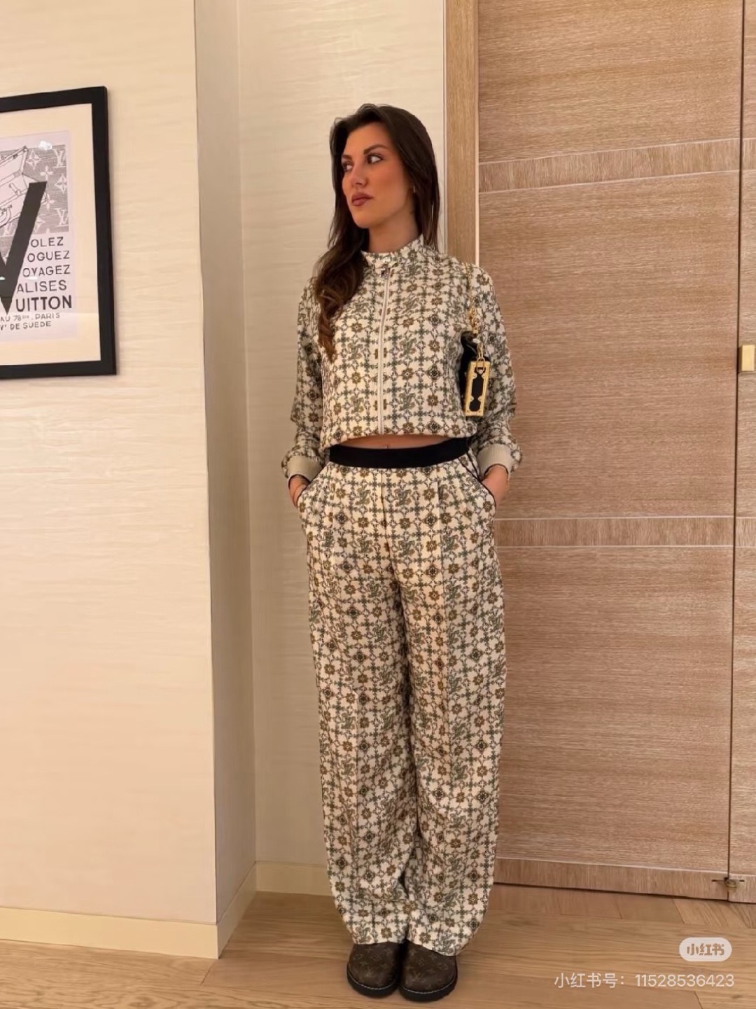 NO:776850,The highest version on the market, the girl will inspect the goods, trim the three marks on the threads, and ship the goods. If you want quality or service, please add me on WeChat. We will not accept urgent orders. Model No. D26033037  Reversible LOUIS* Lujia LV's new highest version on the market, the girl inspects the goods, trims the three marks on the threads, and ships the goods. You can send pictures and take videos. If you want quality and service, add me on WeChat. We will not accept urgent orders. Fashionable retro printed logo zipper fly short. The highest version on the market. The girl inspects the goods, trims the three marks on the threads, and ships. You can send pictures and videos. If you want quality and service, add me on WeChat. We do not accept urgent orders. Stand collar long-sleeved jacket!  (M size shoulder width 41, bust 104, sleeve length 60, dress length 54),Louis Vuitton-clothing,louis vuitton,louis vuitton,louis vuitton,louis vuitton,louis vuitton,jackets & coats,jackets & coats,19860909市面最高版本小妹验货、修剪线头上三标、发货可发图及拍视频,要品质要服务的加我微信,不接急单.款号D26033037 双面穿LOUIS*驴家LV新市面最高版本小妹验货、修剪线头上三标、发货可发图及拍视频,要品质要服务的加我微信,不接急单.款时尚复古印花logo拉链门襟短市面最高版本小妹验货、修剪线头上三标、发货可发图及拍视频,要品质要服务的加我微信,不接急单.款立领长袖夹克外套！（M码肩宽41,胸围104,袖长60,衣长54）,路易威登-服装,louis vuitton,louis vuitton,louis vuitton,louis vuitton,louis vuitton,jackets & coats,jackets & coats,,Women's clothing