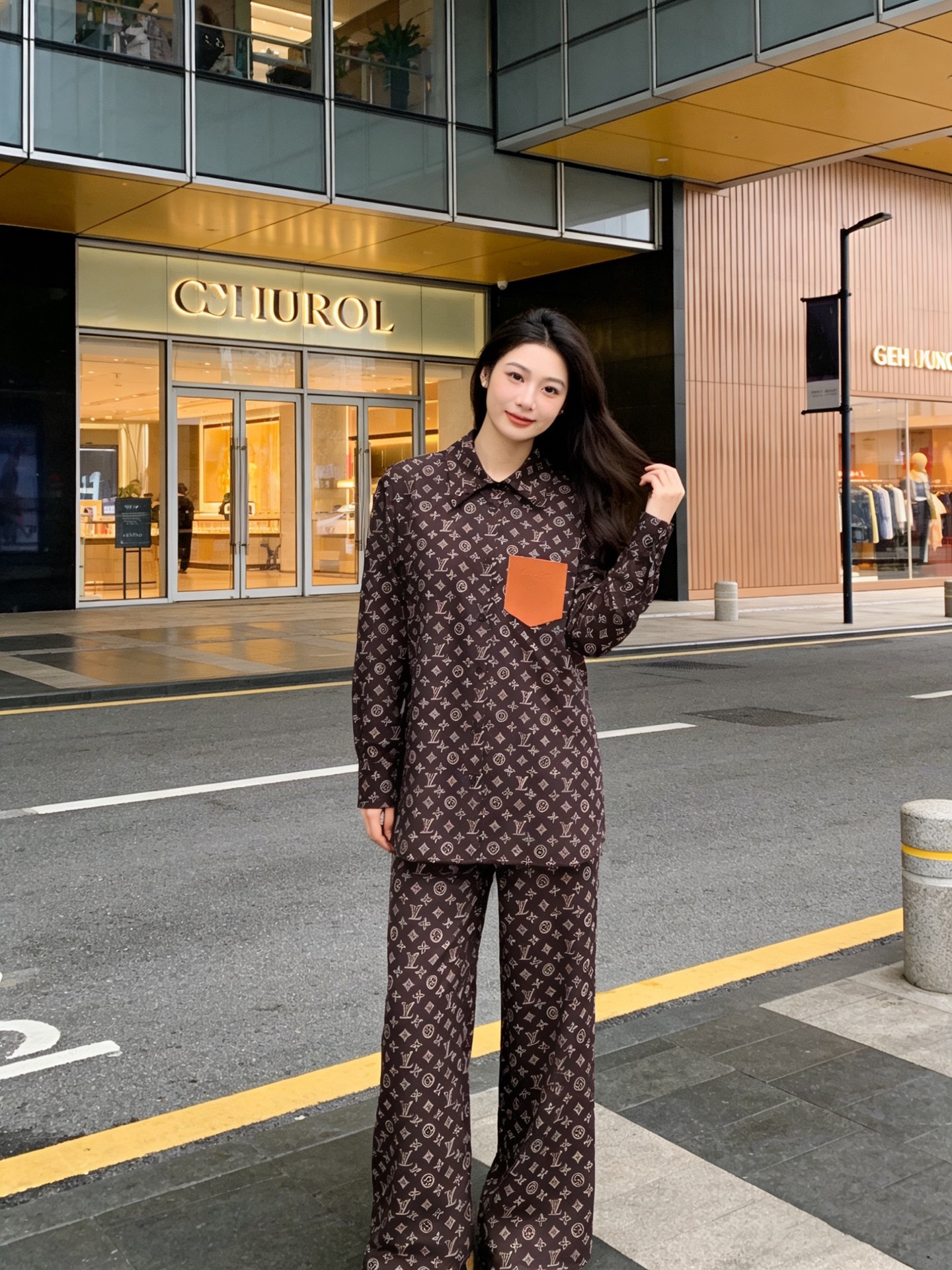 NO:777780,The girl of the highest version on the market will inspect the goods, trim the three marks on the threads, and ship the goods. If you want quality and service, please add me on WeChat. We will not accept urgent orders. Model No. D26033145 LOUIS* Lujia LV New Highest Edition on the market. The girl will inspect the goods, trim the three marks on the threads, and ship the goods. If you want quality and service, please add me on WeChat. We will not accept urgent orders. This is a casual and fashionable two-piece suit with all-over presbyopia letter logo printing!  Contrast leather pockets buttoned lapels loose long sleeve shirt drawstring elastic waist straight leg wide leg trousers!  Off-white, brown, -- (M size shoulder width 46, bust 104, sleeve length 59, dress length 74; waist 64 elastic, hip 88, pants length 98), Louis Vuitton - Clothing, louis vuitton, louis vuitton, louis vuitton, louis vuitton, louis vuitton,19860909市面最高版本小妹验货、修剪线头上三标、发货可发图及拍视频,要品质要服务的加我微信,不接急单.款号D26033145 LOUIS*驴家LV新市面最高版本小妹验货、修剪线头上三标、发货可发图及拍视频,要品质要服务的加我微信,不接急单.款通体老花字母logo印花休闲时尚两件套装！撞色皮革口袋系扣翻领宽松长袖衬衣抽绳松紧腰直筒阔腿长裤！米白色、咖啡色、--（M码肩宽46,胸围104,袖长59,衣长74；腰围64松紧弹力,臀围88,裤长98）,路易威登-服装,louis vuitton,louis vuitton,louis vuitton,louis vuitton,louis vuitton,,Women's clothing