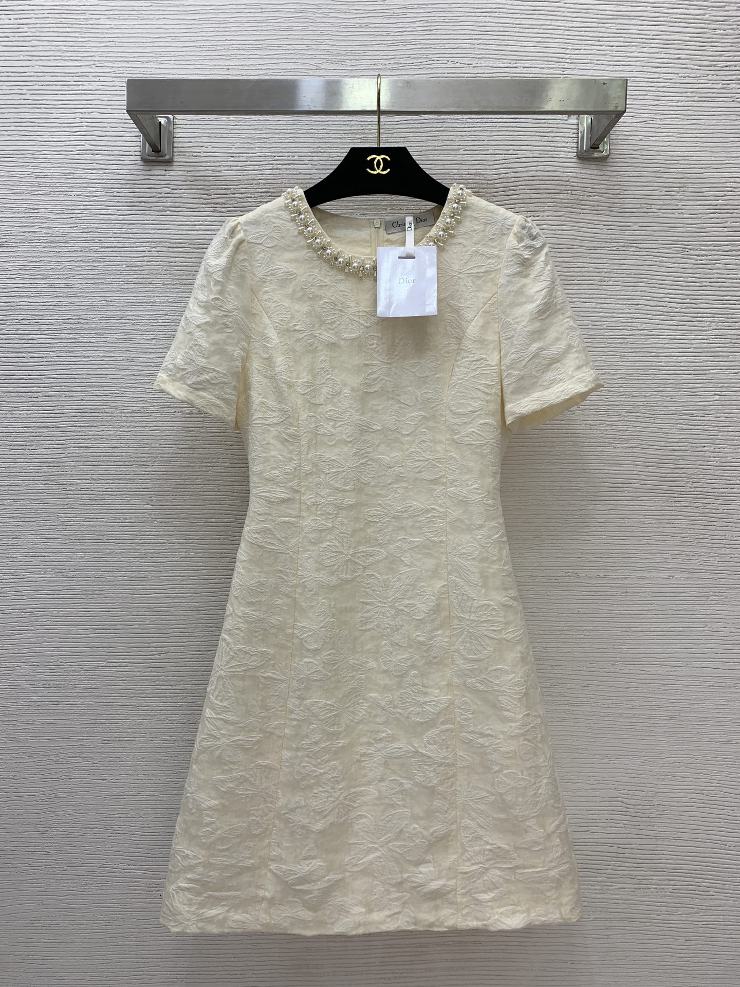 NO:778383,The girl of the highest version on the market will inspect the goods, trim the three marks on the threads, and ship the goods. If you want quality and service, please add me on WeChat. We will not accept urgent orders. Model No. G26040357 Dio* The latest version of Dio*. The girl on the market will inspect the goods, trim the three marks on the threads and ship the goods. You can send pictures and videos. If you want quality and service, please add me on WeChat. We will not accept urgent orders. A high-end customized all-over butterfly jacquard fabric with a neckline decorated with diamonds and pearls, a slim-fitting and slim short-sleeved dress!  Pink, apricot, (S size bust 84, waist 70, sleeve length 23, skirt length 88), Dior-clothing, dior, dior, skirts, T-shirt,19860909市面最高版本小妹验货、修剪线头上三标、发货可发图及拍视频,要品质要服务的加我微信,不接急单.款号G26040357 Dio*新市面最高版本小妹验货、修剪线头上三标、发货可发图及拍视频,要品质要服务的加我微信,不接急单.款高端定制通体蝴蝶提花面料领口镶钻珍珠装饰修身显瘦短袖连衣裙！粉色、杏色、 （S码胸围84,腰围70,袖长23,裙长88）,迪奥-服装,dior,dior,skirts,T-shirt,,Women's clothing