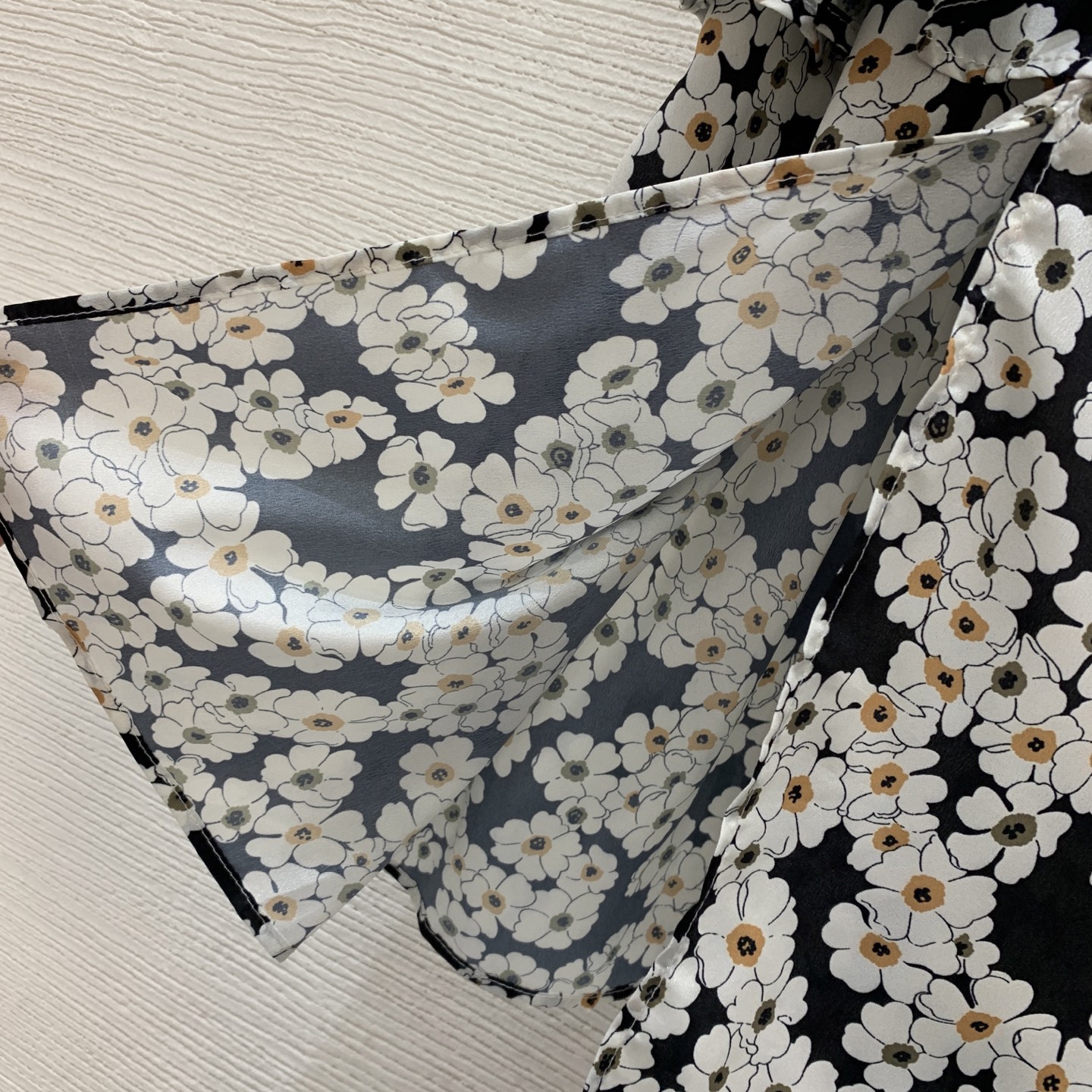 款号D VALENTIN*O华伦家新款定制仿真丝面料、丝绒蝴蝶结🎀装饰小雏菊花朵印花荷叶边拼接裙摆收腰显