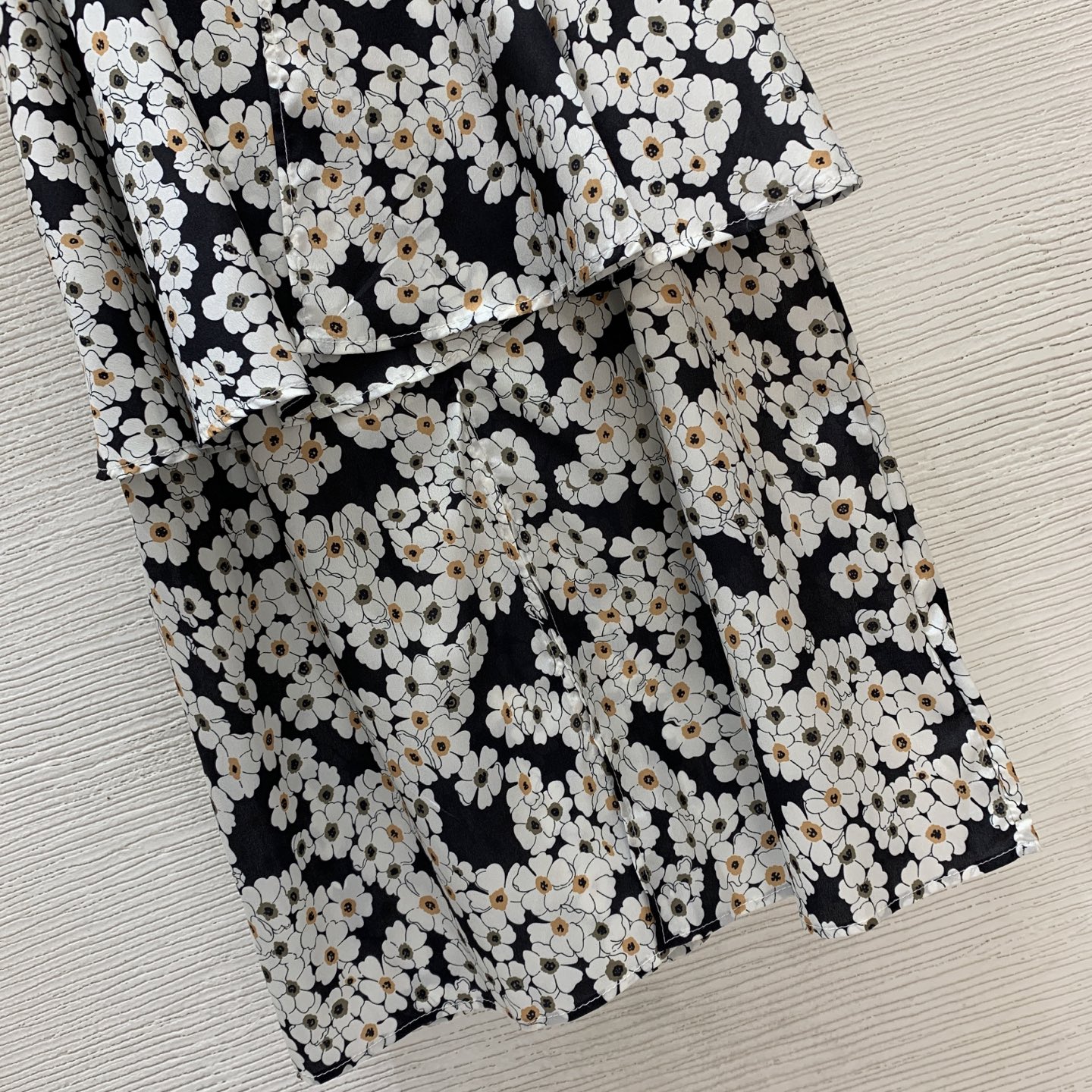 款号D VALENTIN*O华伦家新款定制仿真丝面料、丝绒蝴蝶结🎀装饰小雏菊花朵印花荷叶边拼接裙摆收腰显
