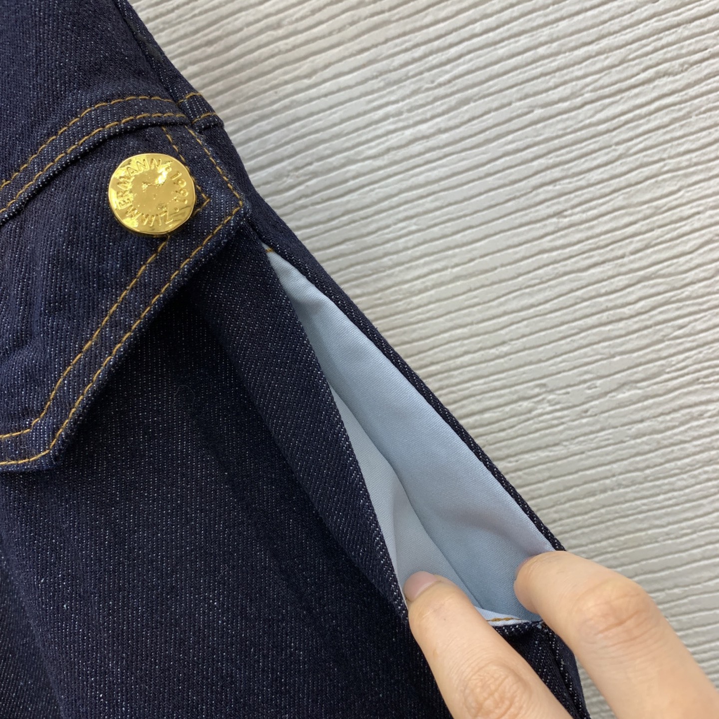 款号G ZIMMERMA*N 兹默曼澳洲品牌高端定制洗水牛仔棉面料、字母logo金色纽扣翻盖装饰大裙摆、