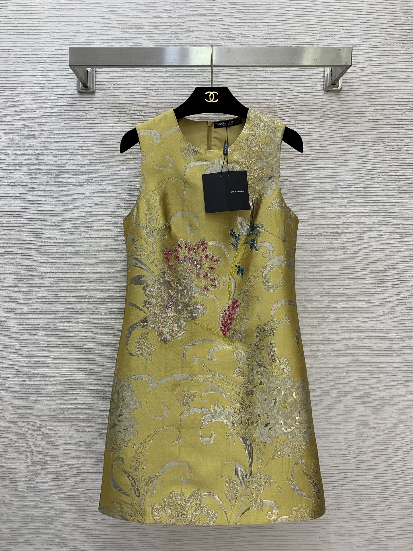 NO:778375,The girl of the highest version on the market will inspect the goods, trim the three marks on the threads, and ship the goods. If you want quality and service, please add me on WeChat. We will not accept urgent orders. Model No. G26040360 & Dolce & Gabbana DG* The latest version of the highest version on the market, the girl will inspect the goods, trim the three marks on the threads, and ship the goods. If you want quality and service, please add me on WeChat, but we will not accept urgent orders. This high-end custom jacquard fabric is crisp and stylish!  Slim-fitting sleeveless vest dress with colorful diamond flowers on the chest and heavy diamond decoration!  (S size bust 84, skirt length 87), Dolce & Gabbana-clothing, Dolce&Gabbana, skirts,19860909市面最高版本小妹验货、修剪线头上三标、发货可发图及拍视频,要品质要服务的加我微信,不接急单.款号G26040360 &杜嘉班纳DG*新市面最高版本小妹验货、修剪线头上三标、发货可发图及拍视频,要品质要服务的加我微信,不接急单.款高端定制提花面料版型挺括有型！胸前彩钻花朵重工镶钻装饰修身显瘦无袖背心连衣裙！ （S码胸围84,裙长87）,杜嘉班纳-服装,Dolce&Gabbana,skirts,,Women's clothing