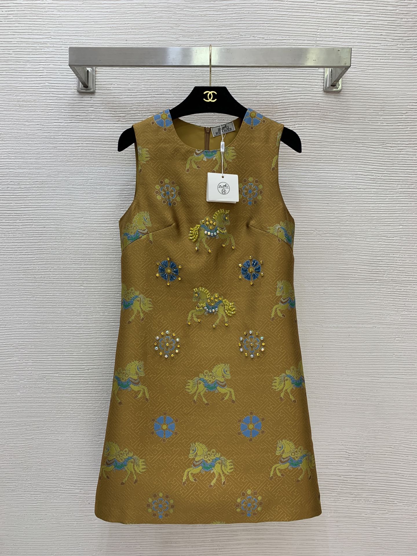 NO:778166,The girl with the highest version on the market inspects the goods, trims the three marks on the threads, pictures of the goods and takes videos. If you want quality and service, please add me on WeChat. We will not accept urgent orders. Model No. G26040357 HERM*S. The new highest version on the market. The girl will inspect the goods, trim the three marks on the threads, show pictures of the goods and take videos. If you want quality and service, please add me on WeChat and we will not accept urgent orders. This high-end customized maze jacquard fabric is crisp and stylish!  Sunflower horse pattern jacquard heavy industry diamond decoration slim fit sleeveless vest dress!  (Small size shoulder width 31, bust 84, skirt length 87), Hermès-clothing, hermes, hermes, skirts,19860909市面最高版本小妹验货、修剪线头上三标、货可图及拍视频,要品质要服务的加我微信,不接急单.款号G26040357 HERM*S新市面最高版本小妹验货、修剪线头上三标、货可图及拍视频,要品质要服务的加我微信,不接急单.款高端定制迷宫提花面料版型挺括有型！太阳花骏马图案提花重工镶钻装饰修身显瘦无袖背心连衣裙！ （S码肩宽31,胸围84,裙长87）,爱马仕-服装,hermes,hermes,skirts,,Women's clothing