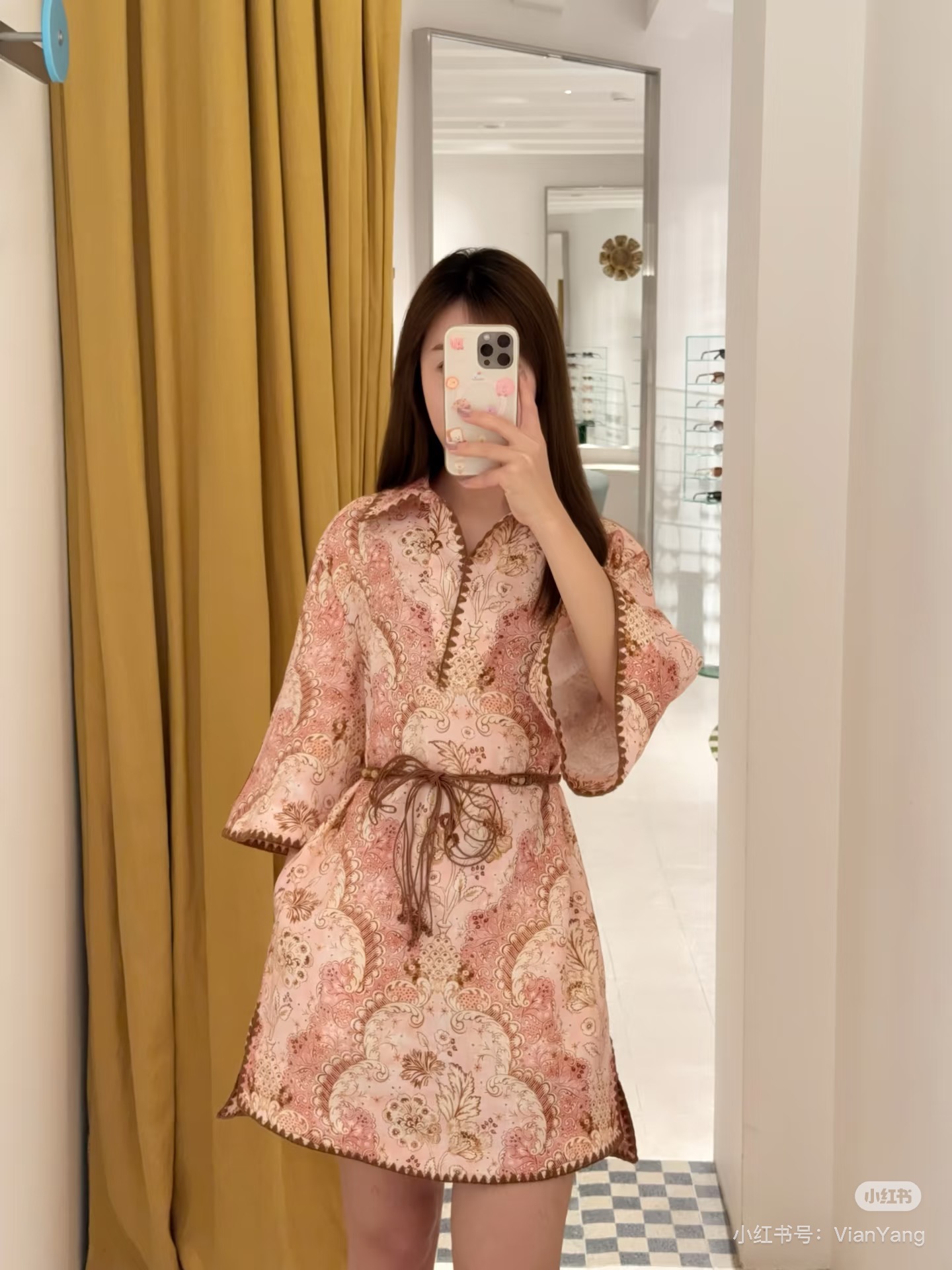 NO:796277,Style No. G26040128 ZIMMERMAN* ZIMMERMAN Australian brand, high-end customized cotton and linen blended fabric, pink bohemian resort style retro print, loose and versatile V-shaped lapel, wide-sleeved short dress, delivery belt!  1.2.3.4/SMLXL (size 2, shoulder width 44, bust 100, sleeve length 39, skirt length 88) batch,,skirts,19860909款号G26040128 ZIMMERMAN*兹默曼澳洲品牌 高端定制棉麻混纺面料、粉色系波西米亚度假风复古印花宽松百搭V字翻领阔袖短款连衣裙配送腰带！1.2.3.4/SMLXL（2码肩宽44,胸围100,袖长39,裙长88）批,,skirts,,Women's clothing