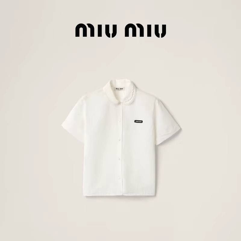 款号D MiuMi*u缪家新款定制胸前字母logo徽标装饰、双层花边波点娃娃领学院风减龄百搭短袖纯棉衬衣