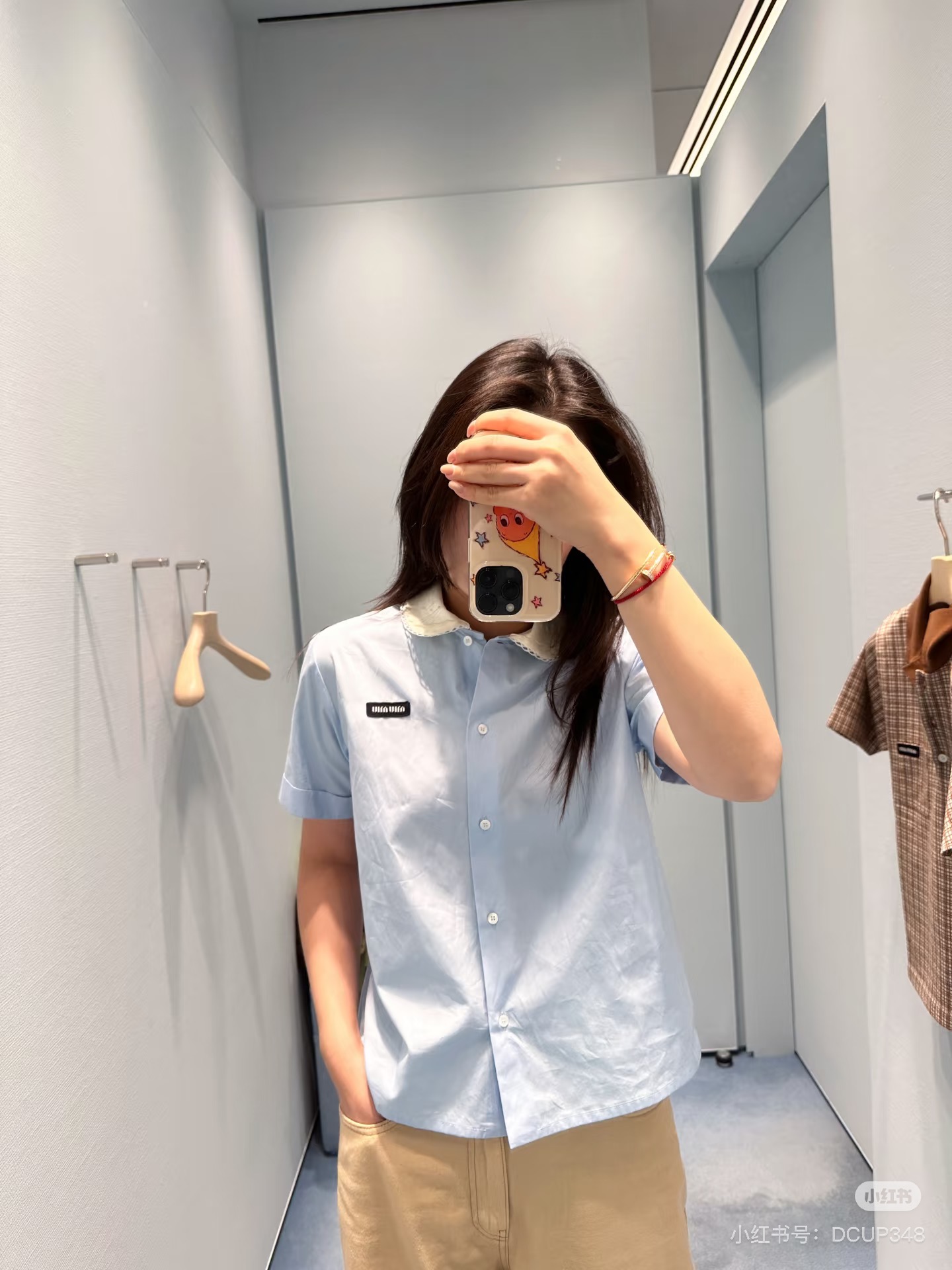 款号D MiuMi*u缪家新款定制胸前字母logo徽标装饰、双层花边波点娃娃领学院风减龄百搭短袖纯棉衬衣