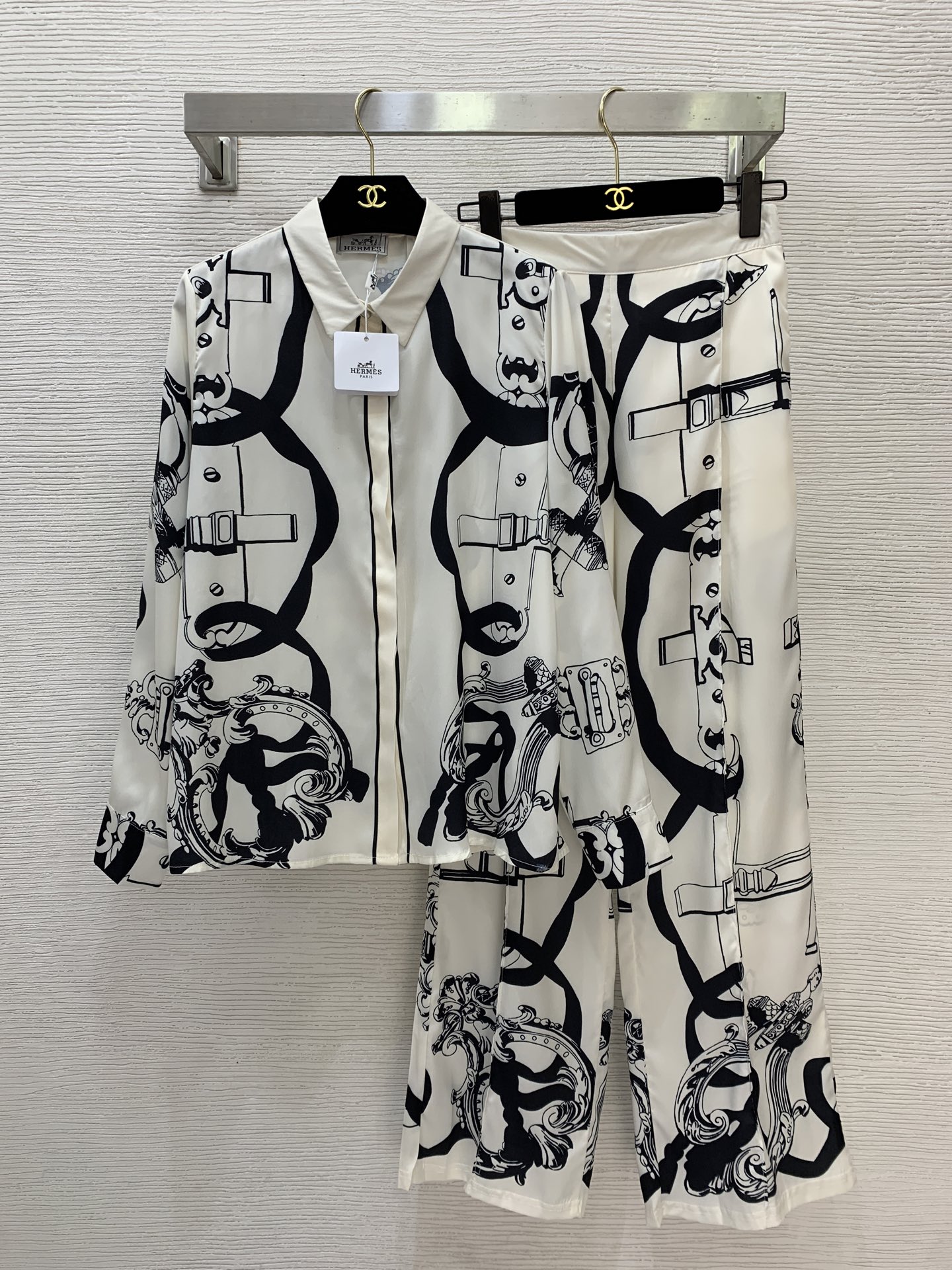 NO:778204,The girl of the highest version on the market will inspect the goods, trim the three marks on the threads, and take pictures of the goods and take videos. If you want quality and service, please add me on WeChat. We will not accept urgent orders. Model No. D26040387 HERM*S The new highest version of the girl on the market will inspect the goods, trim the three marks on the threads, show pictures of the goods and take videos. If you want quality and service, please add me on WeChat and we will not accept urgent orders. Two-piece set of H's custom-made leather belt with retro streamer pattern and printed casual temperament!  Button-fly, lapel, long-sleeved shirt with side zipper, elastic waist at back and loose wide-leg trousers!  White, black, (M size shoulder width 38, bust 108, sleeve length 60, dress length 65; waist 62 back elastic, hip 94, pants length 103), Hermes - clothing, hermes, hermes,19860909市面最高版本小妹验货、修剪线头上三标、货可图及拍视频,要品质要服务的加我微信,不接急单.款号D26040387 HERM*S新市面最高版本小妹验货、修剪线头上三标、货可图及拍视频,要品质要服务的加我微信,不接急单.款H家定制皮带复古飘带图案印花休闲气质两件套装！系扣门襟翻领长袖衬衣侧拉链后背弹力腰拼接宽松阔腿长裤！白色、黑色、（M码肩宽38,胸围108,袖长60,衣长65；腰围62后背可弹力,臀围94,裤长103）,爱马仕-服装,hermes,hermes,,Women's clothing