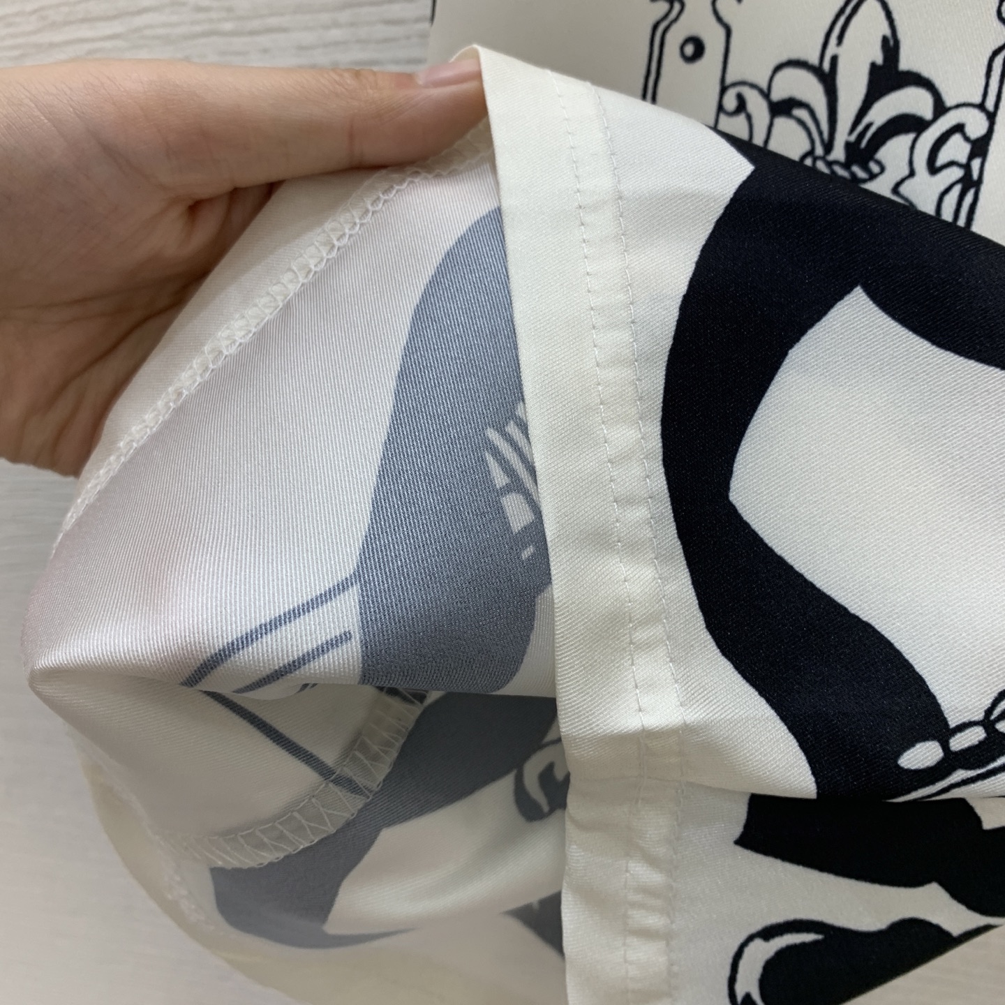 款号D HERMÈ*S新款H家定制皮带复古飘带图案印花休闲气质两件套装！系扣门襟翻领长袖衬衣➕侧拉链后背