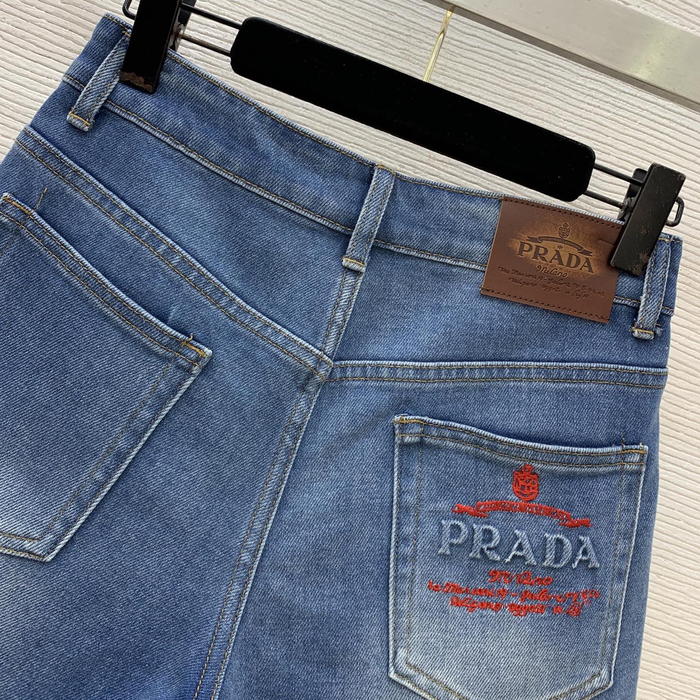 款号G PRAD*A新款高端定制洗水牛仔棉、采用字母logo五金配件后臀口袋压花刺绣徽标高腰显瘦牛仔短裤