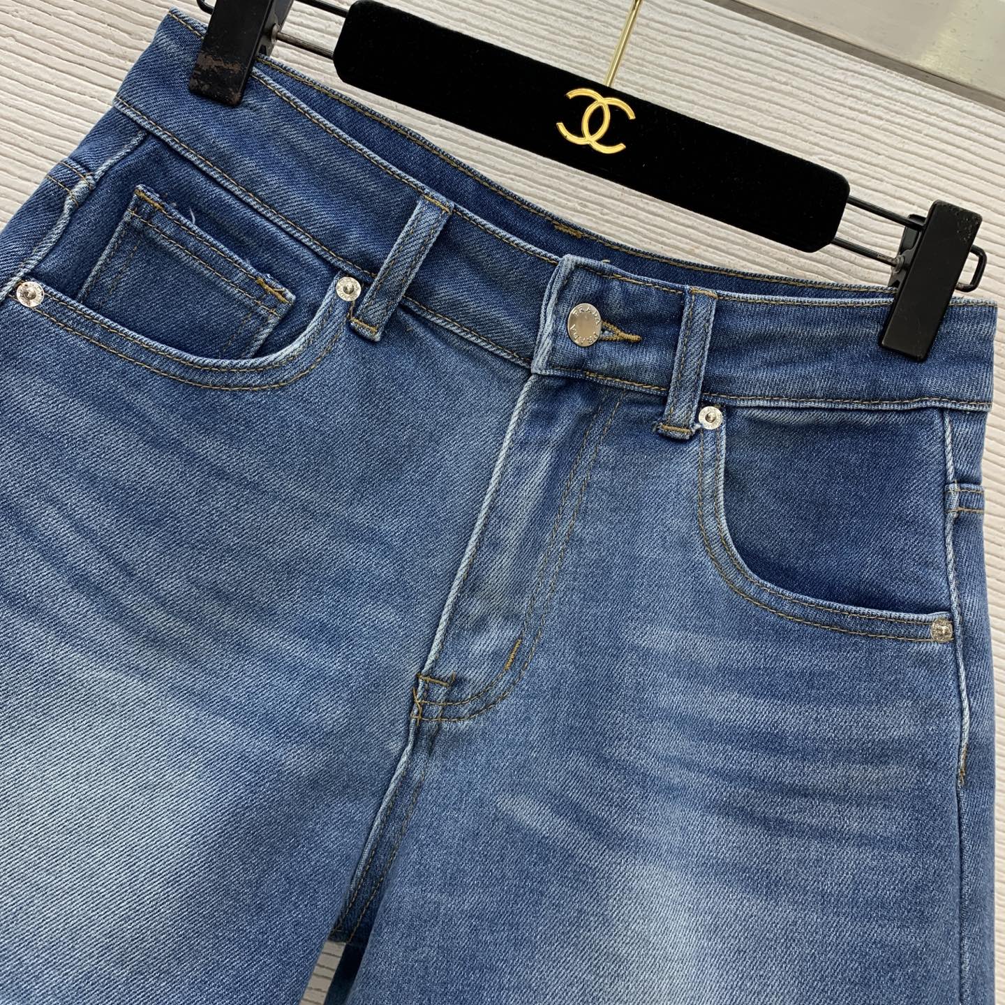 款号G PRAD*A新款高端定制洗水牛仔棉、采用字母logo五金配件后臀口袋压花刺绣徽标高腰显瘦牛仔短裤