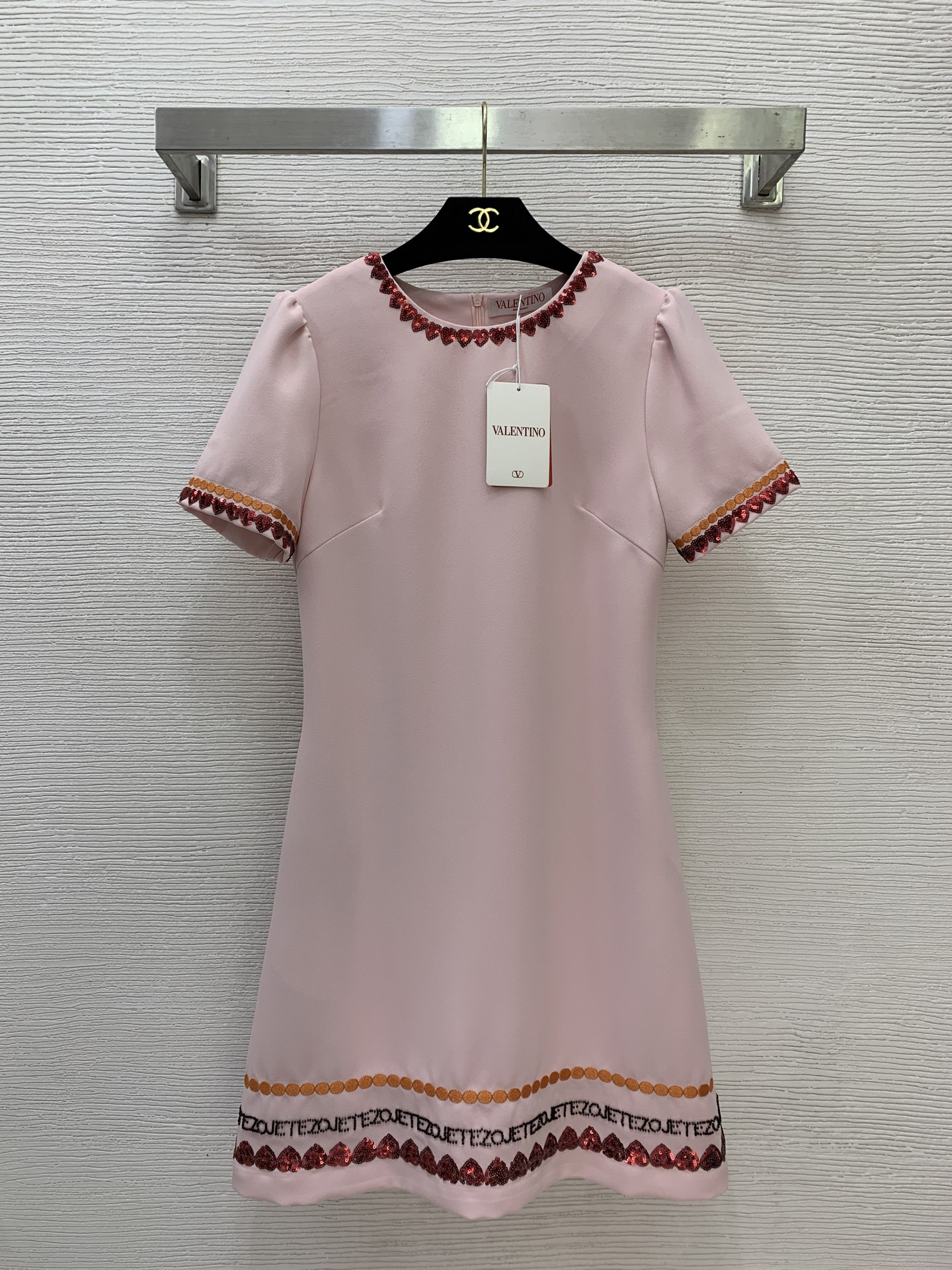 NO:778194,The highest version on the market, the girl inspects the goods, trims the three marks on the threads, pictures the goods and takes videos. If you want quality or service, please add me on WeChat. We will not accept urgent orders. Model number G26040382  VALENTIN*O The newest and highest version of Warren's new product on the market, my little girl inspects the goods, trims the three marks on the threads, takes pictures of the goods and takes videos. If you want quality or service, please add me on WeChat. We do not accept urgent orders. A high-end custom-made embroidered polka dot heart sequin letter beading decoration slimming and slimming short-sleeved dress!  Black, pink, (M size bust 88, sleeve length 21, skirt length 87), Valentino-clothing, valentino, valentino, skirts, T-shirt,19860909市面最高版本小妹验货、修剪线头上三标、货可图及拍视频,要品质要服务的加我微信,不接急单.款号G26040382 VALENTIN*O华伦家新市面最高版本小妹验货、修剪线头上三标、货可图及拍视频,要品质要服务的加我微信,不接急单.款高端定制刺绣波点爱心亮片字母钉珠装饰修身显瘦短袖连衣裙！黑色、粉色、 （M码胸围88,袖长21,裙长87）,华伦天奴-服装,valentino,valentino,skirts,T-shirt,,Women's clothing