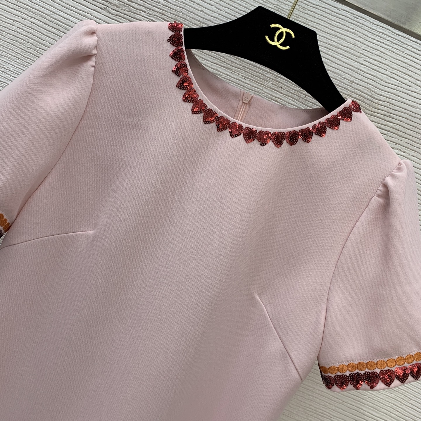 款号G VALENTIN*O华伦家新款高端定制刺绣波点爱心亮片字母钉珠装饰修身显瘦短袖连衣裙！黑色、粉色