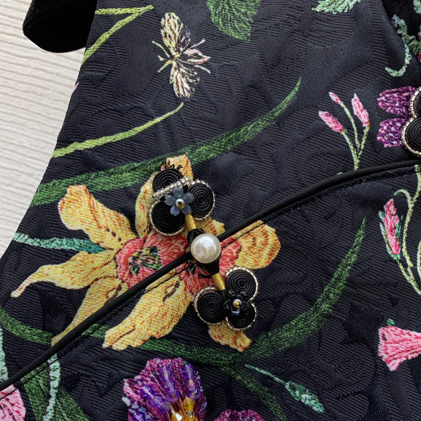 款号G 𝐃𝐨𝐥𝐜𝐞&𝐠𝐚𝐛𝐛𝐚𝐧𝐚杜嘉班纳DG*新款高端定制彩色花卉印花、胸前重工镶钻钉珠装饰、国风珍珠