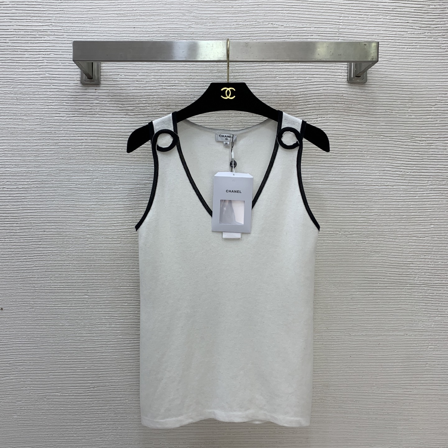 NO:798568,Model No. G26040682 CHANE*L’s new high-end custom-made double C contrasting color hemmed slim fit V-neck knitted vest top!  Black, white, 36.38.40 (38 size bust 78, length 59) batch,,chanel,19860909款号G26040682 CHANE*L新款高端定制双C撞色包边修身显瘦V领针织背心上衣！黑色、白色、36.38.40（38码胸围78,衣长59）批,,chanel,,Women's clothing