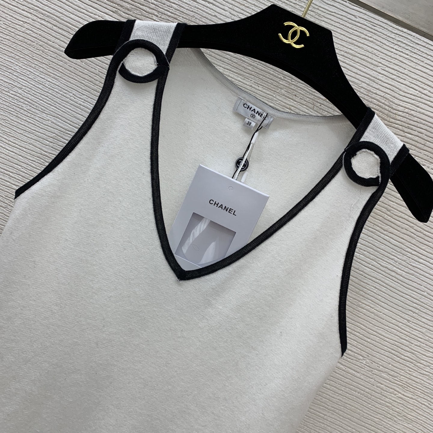 款号G CHANE*L新款高端定制双C撞色包边修身显瘦V领针织背心上衣！黑色、白色、36.38.40（3