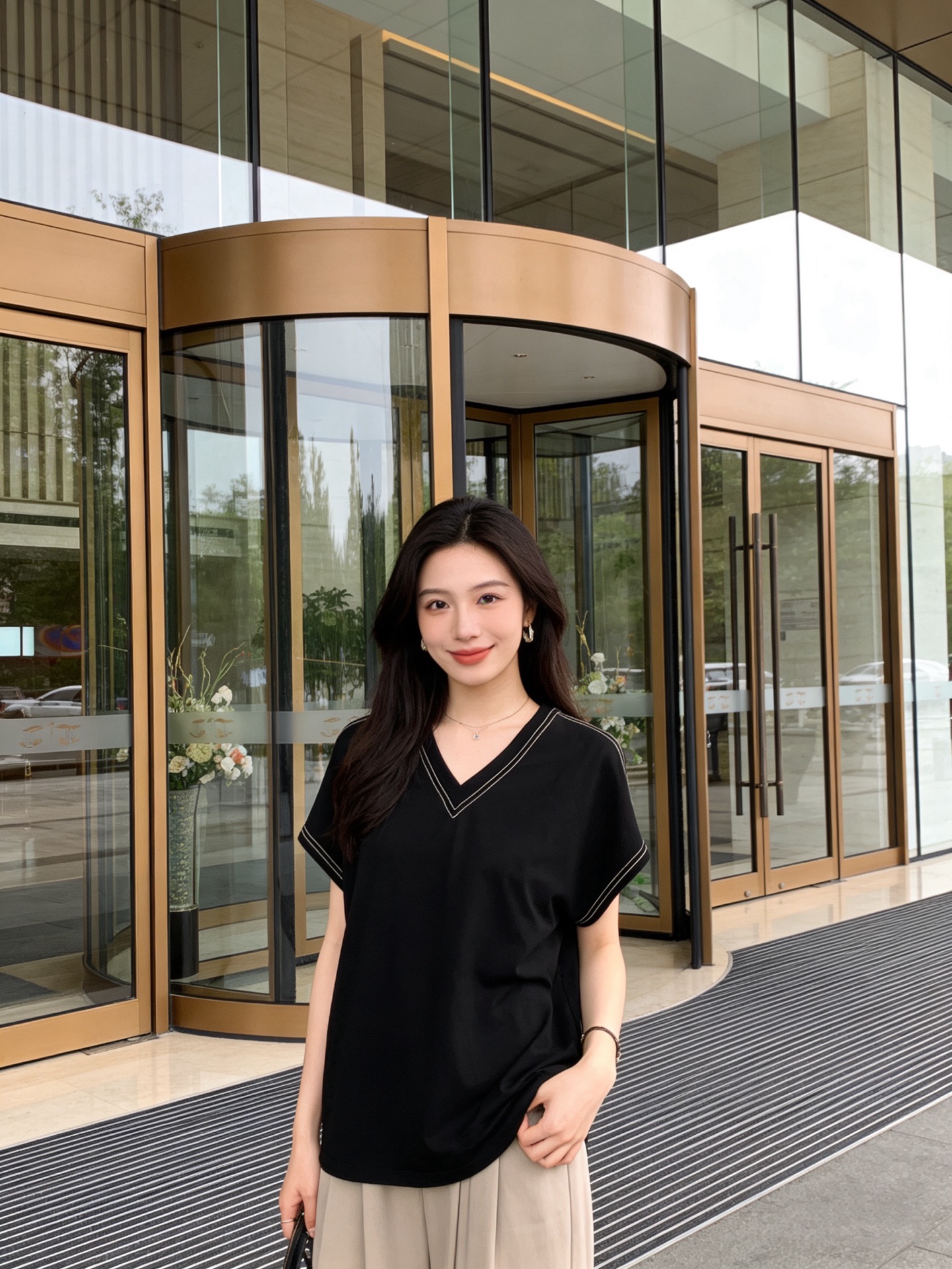 NO:777721,The highest version on the market, the girl will inspect the goods, trim the three marks on the threads, and ship the goods. You can send pictures and take videos. If you want quality or service, please add me on WeChat. We will not accept urgent orders. Model No. G26040278 Brunel*o  Cucinel*i's new and highest version on the market, the girl will inspect the goods, trim the three marks on the threads, and ship the goods. You can send pictures and take videos. If you want quality and service, please add me on WeChat. We will not accept urgent orders. BC's high-end custom-made silver thin chain edging decorated bat sleeves design, fashionable V-neck short-sleeved T-shirt top!  Black, white, (M size bust 100, raglan sleeve length 23, dress length 60), women's clothing, brunello cucinelli, chanel, T-shirt, tees, t-shirt,19860909市面最高版本小妹验货、修剪线头上三标、发货可发图及拍视频,要品质要服务的加我微信,不接急单.款号G26040278 Brunel*o Cucinel*i新市面最高版本小妹验货、修剪线头上三标、发货可发图及拍视频,要品质要服务的加我微信,不接急单.款BC家高端定制银色细链条镶边装饰蝙蝠袖设计气质时髦V领短袖t恤上衣！黑色、白色、 （M码胸围100,连肩袖长23,衣长60）,女装,brunello cucinelli,chanel,T-shirt,tees，t-shirt,,Women's clothing