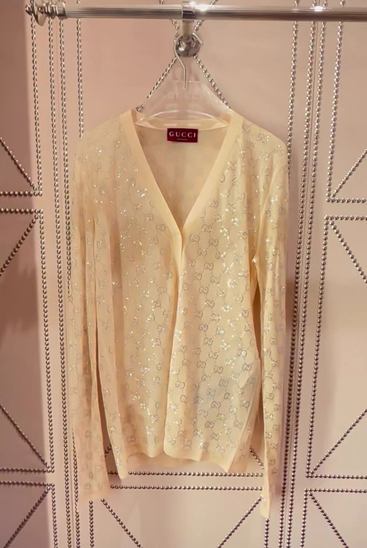 NO:778209,The highest version on the market, the girl inspects the goods, trims the three marks on the threads, pictures the goods and takes videos. If you want quality or service, please add me on WeChat. We do not accept urgent orders. Model number G26040324  GUCC* The latest version of the highest version on the market. The girl inspects the goods, trims the three marks on the threads, pictures of the goods and takes videos. If you want quality or service, please add me on WeChat. We will not accept urgent orders. High-end custom-made colored diamonds with GG letter logo, heavy-duty high-temperature hot-drilling process, careful machine and slightly permeable sexy V-neck long-sleeved knitted thin cardigan top. It is normal for the diamonds to fall off occasionally during the hot-drilling process!  (M size shoulder width 38, bust 90, sleeve length 69, dress length 65), Gucci-clothing, gucci, gucci,19860909市面最高版本小妹验货、修剪线头上三标、货可图及拍视频,要品质要服务的加我微信,不接急单.款号G26040324 GUCC*新市面最高版本小妹验货、修剪线头上三标、货可图及拍视频,要品质要服务的加我微信,不接急单.款高端定制彩钻GG字母logo重工高温烫钻工艺小心机微透性感V领长袖针织薄开衫上衣 烫钻工艺偶有轻微掉钻属正常现象！（M码肩宽38,胸围90,袖长69,衣长65）,古驰-服装,gucci,gucci,,Women's clothing