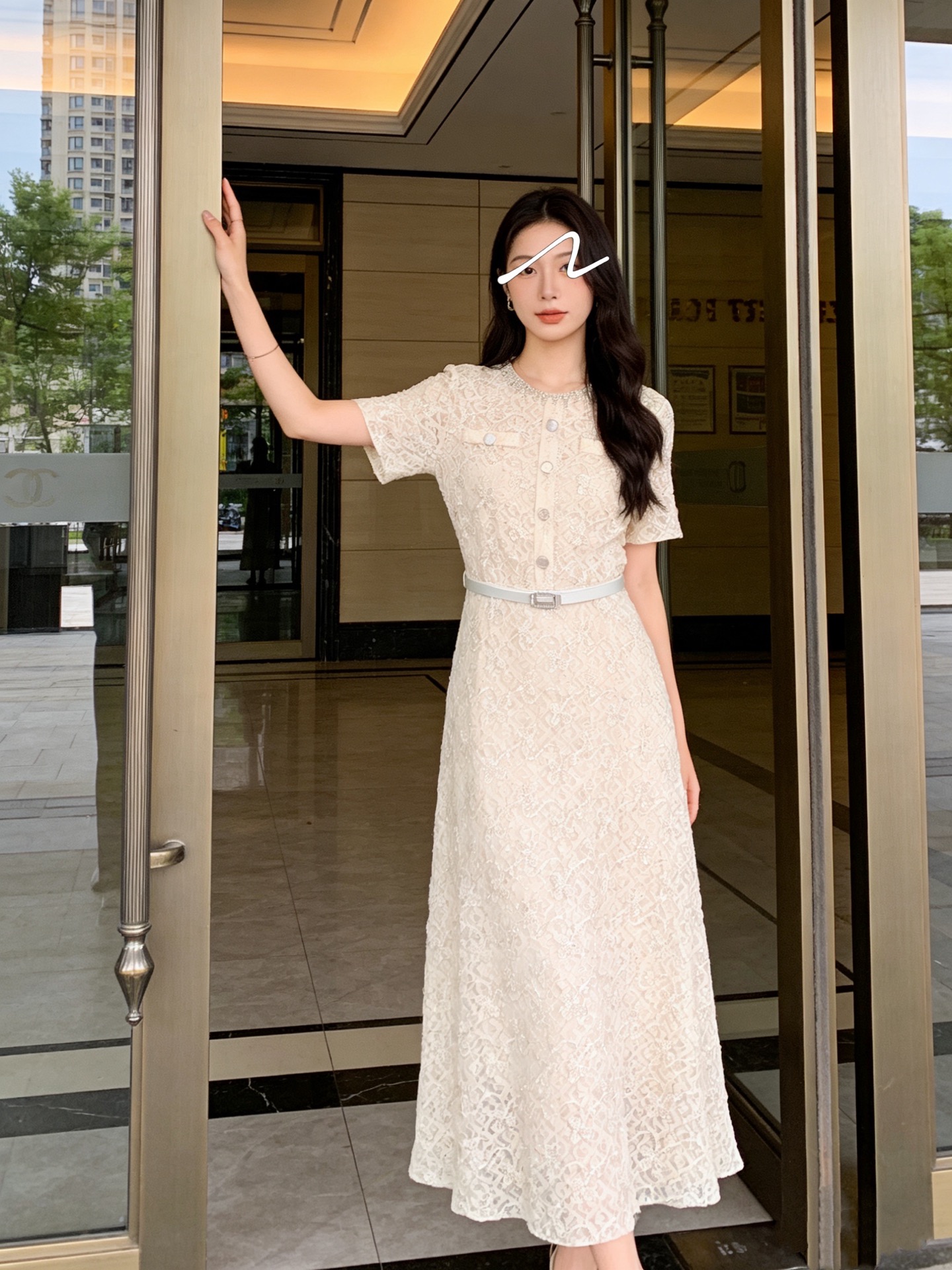 款号G Self-Portrai*2026年新款SP家高端定制蕾丝金线勾花领口重工镶钻装饰收腰显瘦大裙摆