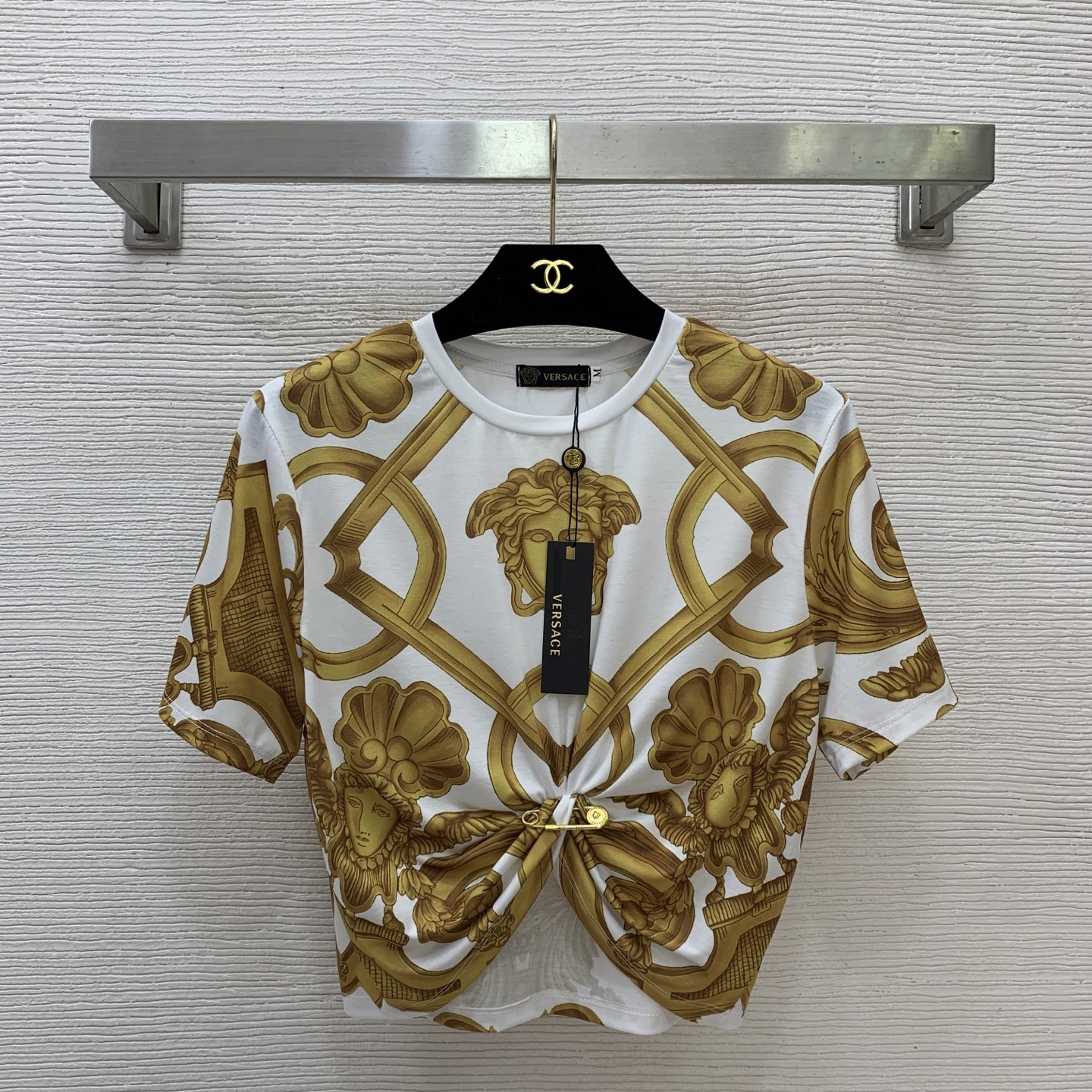 NO:778746,The highest version of the girl on the market inspects the goods, trims the three marks on the threads, pictures of the goods and takes videos. If you want quality and service, add me on WeChat. We do not accept urgent orders. Model No. D26040685 VERSAC* The new highest version on the market. The girl inspects the goods, trims the three marks on the threads, pictures of the goods and takes videos. If you want quality and service, add me on WeChat. We do not accept urgent orders.  Classic Medusa avatar baroque pattern print hem pin twist design leaking navel short, the highest version on the market. The girl inspects the goods, trims the three marks on the threads, pictures of the goods and takes videos. If you want quality and service, please add me on WeChat. We will not accept urgent orders. This T-shirt top!  Leopard print, black, white, (M size shoulder width 39, bust 88, sleeve length 21, back center length 44), Versace-clothing,versace,versace,tees,t-shirt,19860909市面最高版本小妹验货、修剪线头上三标、货可图及拍视频,要品质要服务的加我微信,不接急单.款号D26040685 VERSAC*新市面最高版本小妹验货、修剪线头上三标、货可图及拍视频,要品质要服务的加我微信,不接急单.款 经典美杜莎头像巴洛克花纹印花下摆别针扭结设计漏肚脐短市面最高版本小妹验货、修剪线头上三标、货可图及拍视频,要品质要服务的加我微信,不接急单.款t恤上衣！豹纹、黑色、白色、 （M码肩宽39,胸围88,袖长21,后中长44）,范思哲-服装,versace,versace,tees，t-shirt,,Women's clothing