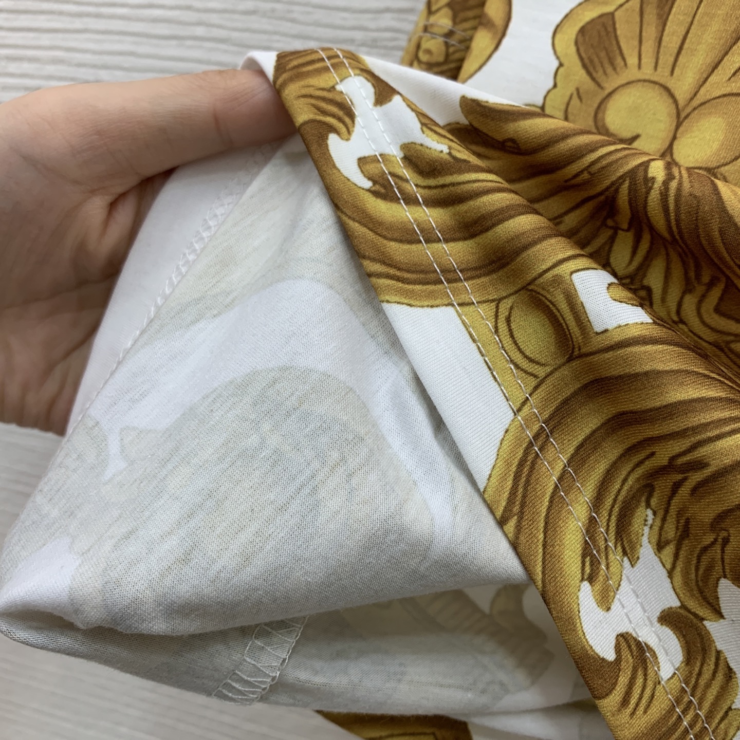 款号D VERSAC*新款 经典美杜莎头像巴洛克花纹印花下摆别针扭结设计漏肚脐短款t恤上衣！豹纹、黑色、