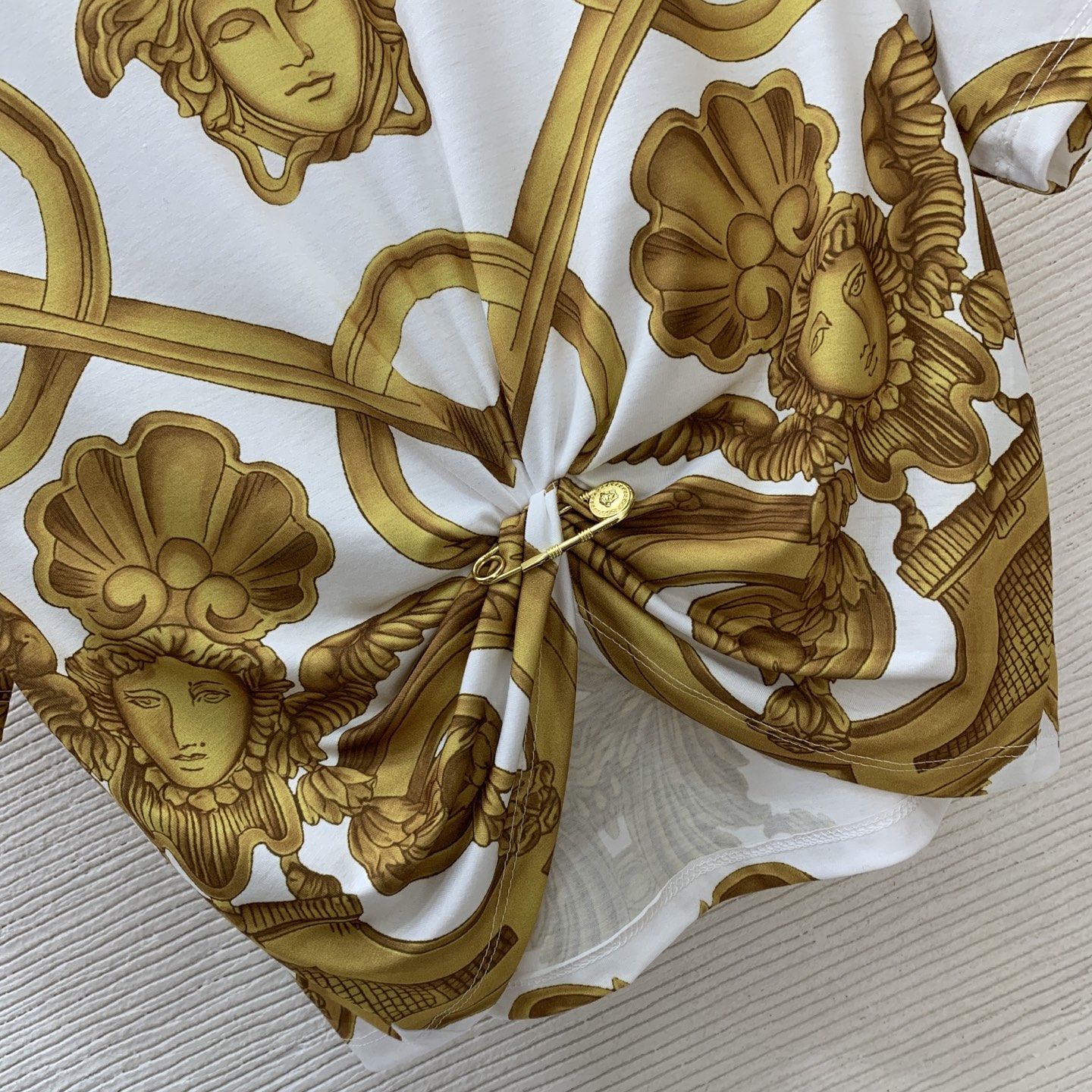 款号D VERSAC*新款 经典美杜莎头像巴洛克花纹印花下摆别针扭结设计漏肚脐短款t恤上衣！豹纹、黑色、