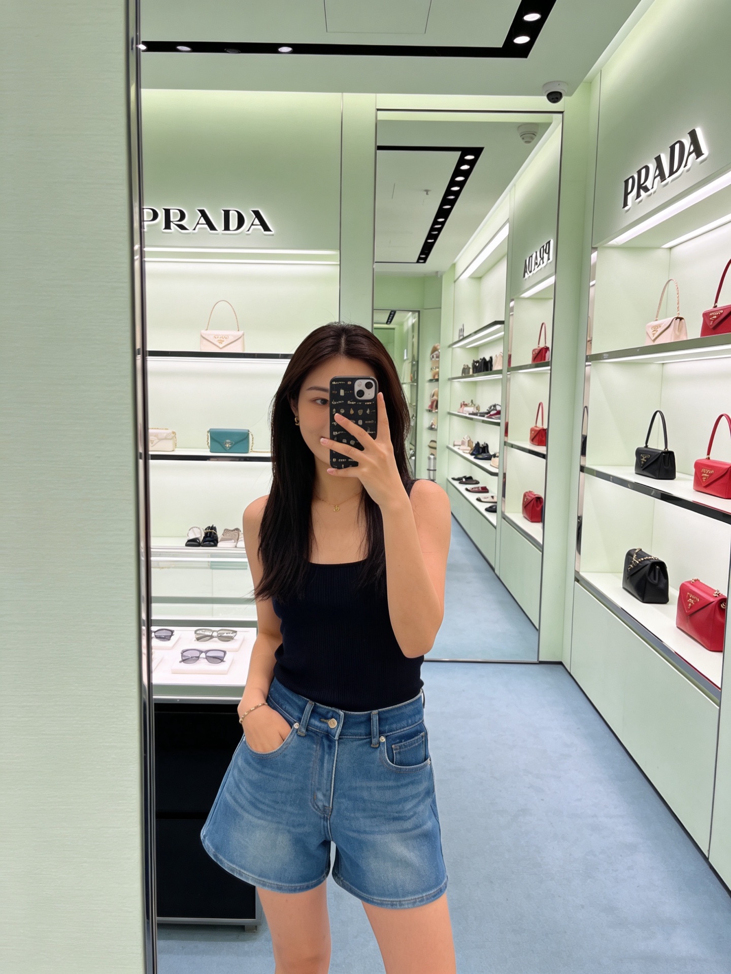 NO:778778,The highest version on the market, the girl inspects the goods, trims the three marks on the threads, pictures the goods and takes videos. If you want quality or service, please add me on WeChat. We will not accept urgent orders. Model No. G26040615  PRAD*A's new and highest version on the market, the girl inspects the goods, trims the three marks on the threads, pictures of the goods and takes videos. If you want quality or service, please add me on WeChat. We do not accept urgent orders. High-end customized washed denim cotton, with letter logo hardware and hip pockets, embossed embroidery logo, high-waist slim denim shorts!  Blue, (M size waist 70 non-elastic, hip 98, pants length 34), Prada-clothing, prada, prada, shorts,19860909市面最高版本小妹验货、修剪线头上三标、货可图及拍视频,要品质要服务的加我微信,不接急单.款号G26040615 PRAD*A新市面最高版本小妹验货、修剪线头上三标、货可图及拍视频,要品质要服务的加我微信,不接急单.款高端定制洗水牛仔棉、采用字母logo五金配件后臀口袋压花刺绣徽标高腰显瘦牛仔短裤！蓝色,（M码腰围70无弹力,臀围98,裤长34）,普拉达-服装,prada,prada,shorts,,Women's clothing