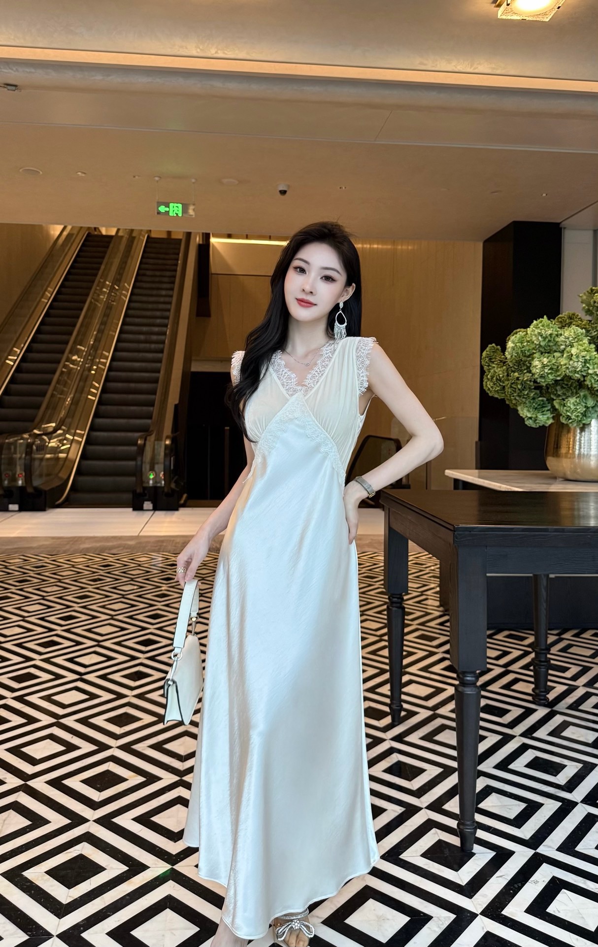 款号G 𝐂𝐡𝐫𝐢𝐬𝐭𝐢𝐚𝐧 Dio*新款高端定制 高级感光滑醋酸拼接丝绒蕾丝气质名媛风修身显瘦V领无袖连