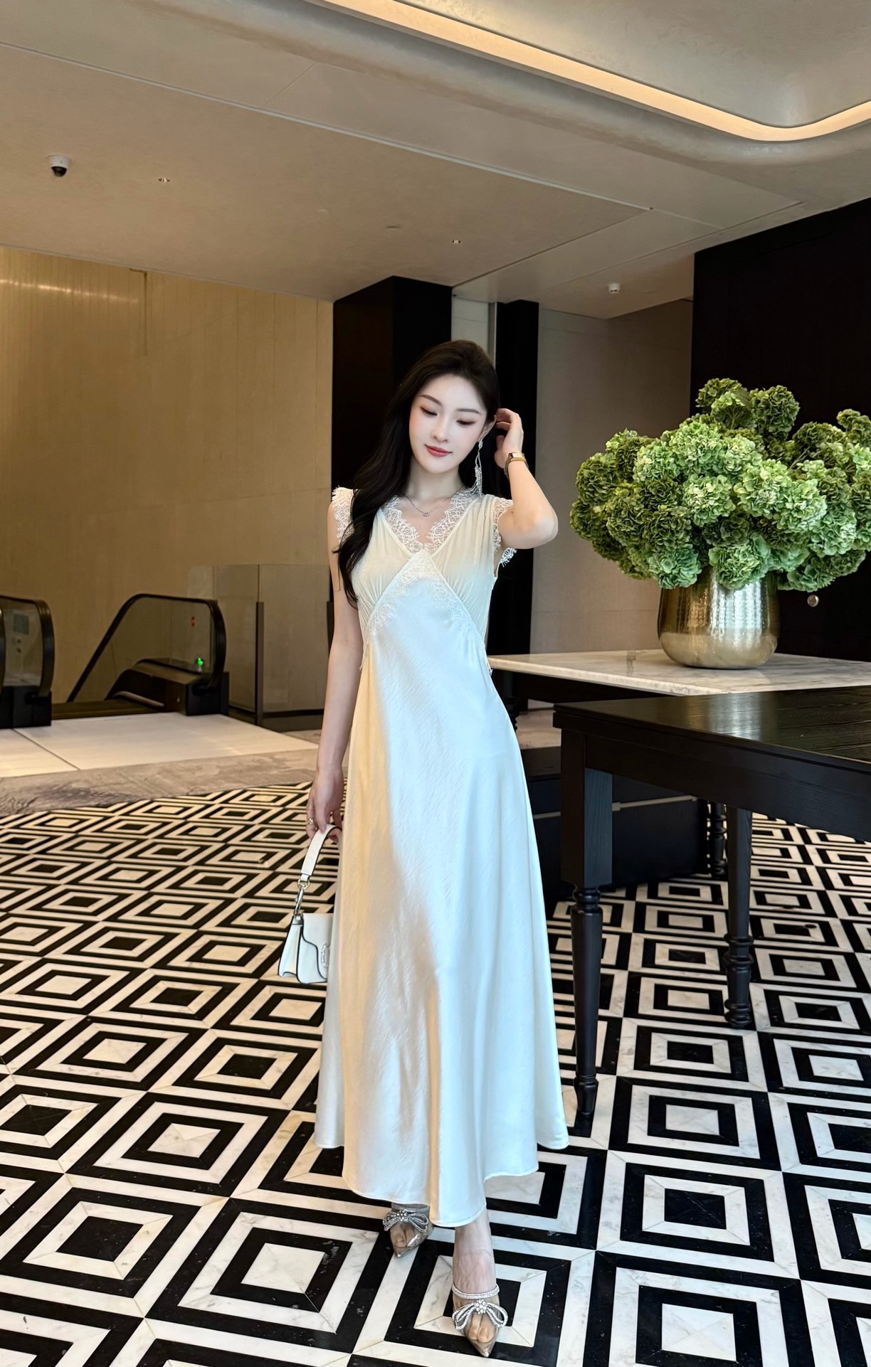 款号G 𝐂𝐡𝐫𝐢𝐬𝐭𝐢𝐚𝐧 Dio*新款高端定制 高级感光滑醋酸拼接丝绒蕾丝气质名媛风修身显瘦V领无袖连